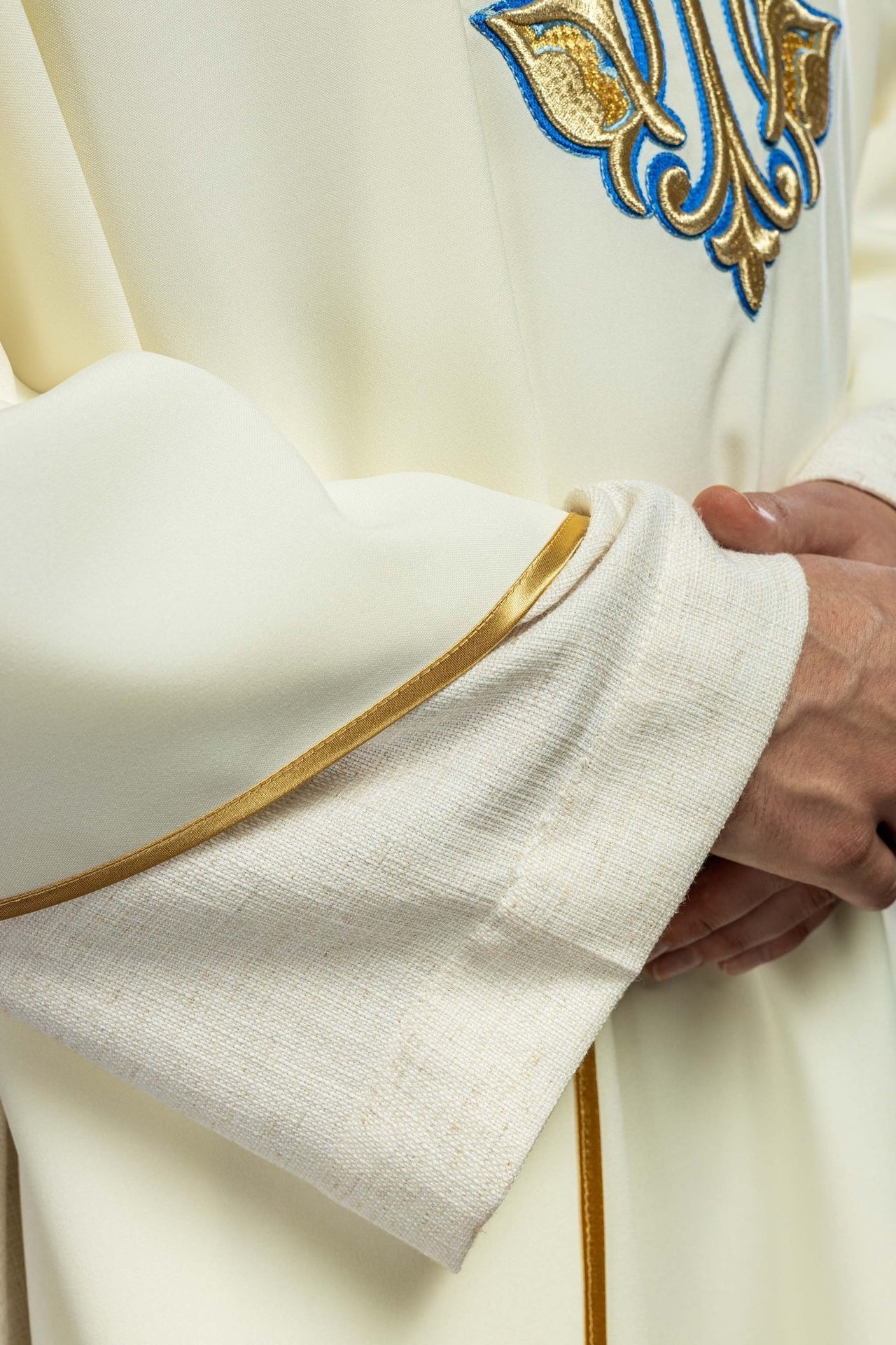 Ornat haftowany z symbolem maryjnym i szerokim kołnierzem ecru