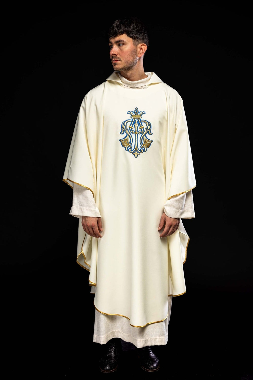 Ornat haftowany z symbolem maryjnym i szerokim kołnierzem ecru