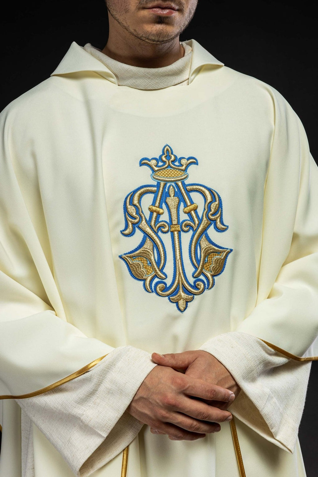 Ornat haftowany z symbolem maryjnym i szerokim kołnierzem ecru