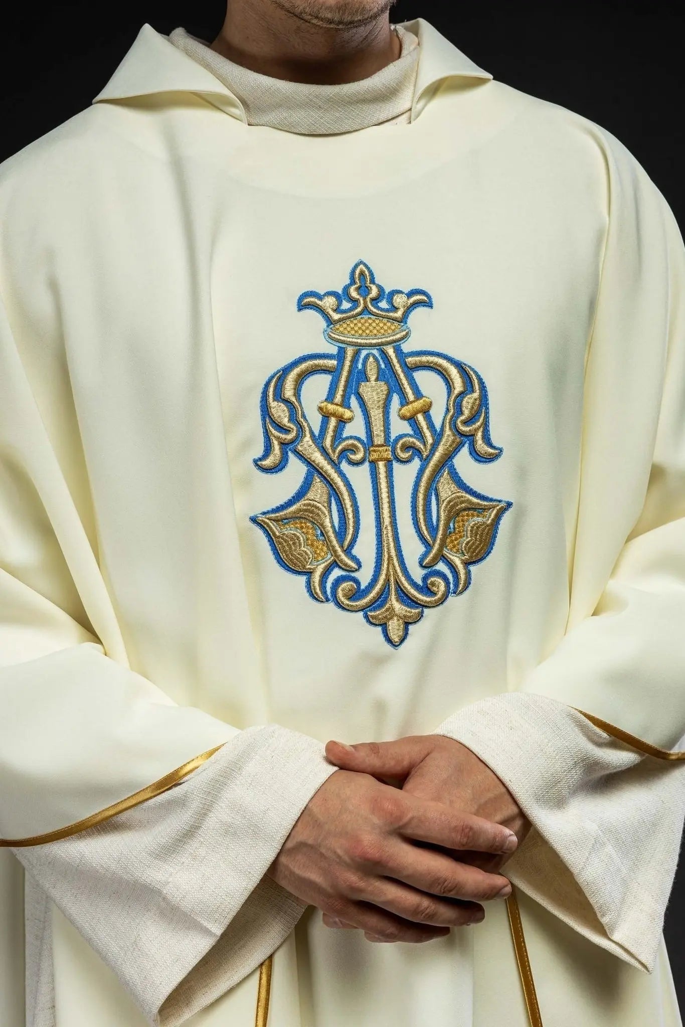 Haftowany ecru ornat z symbolem maryjnym i szerokim kołnierzem