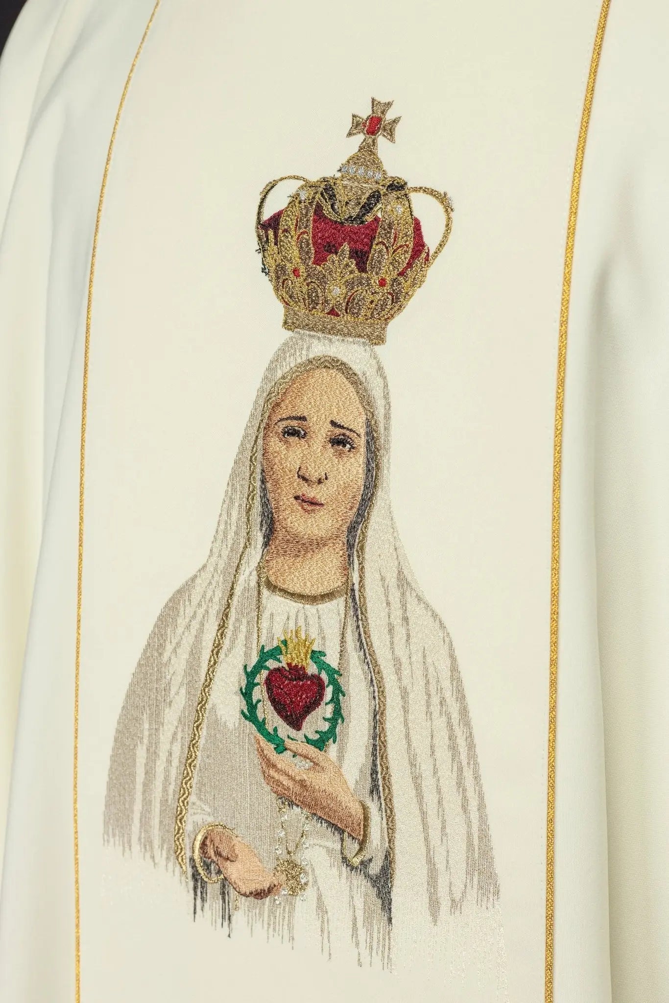 Ornat liturgiczny z haftem z wizerunkiem Matki Bożej Fatimskiej