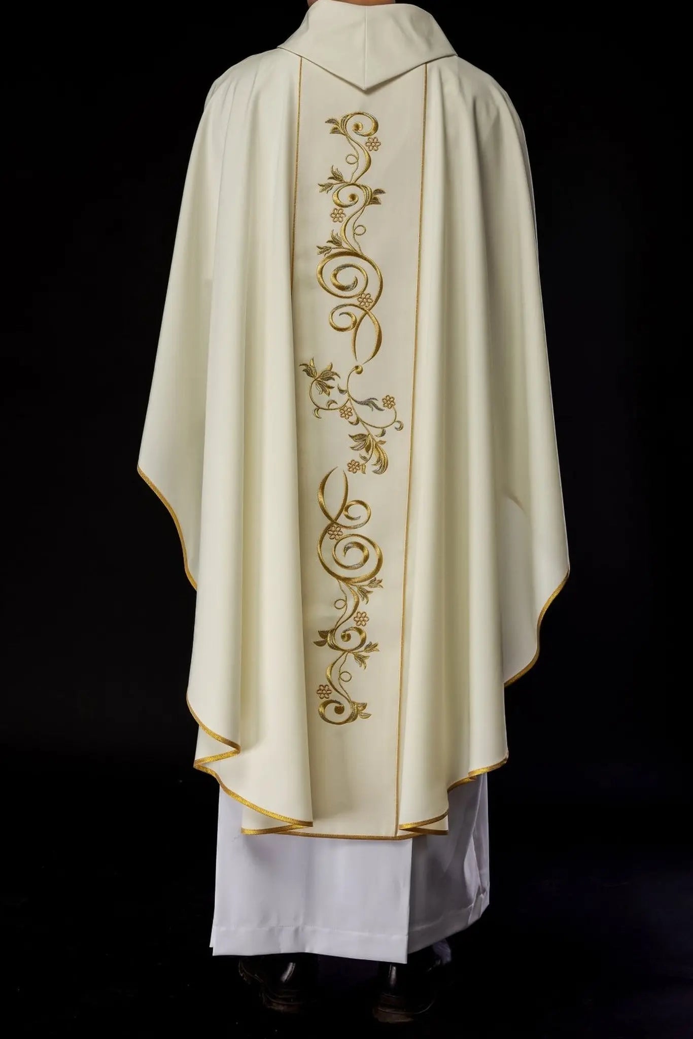 Ornat liturgiczny z haftem z wizerunkiem Matki Bożej Fatimskiej