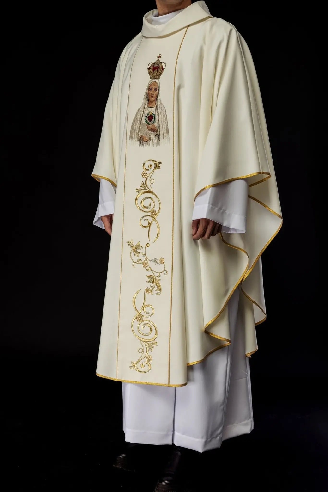 Ornat liturgiczny z haftem z wizerunkiem Matki Bożej Fatimskiej