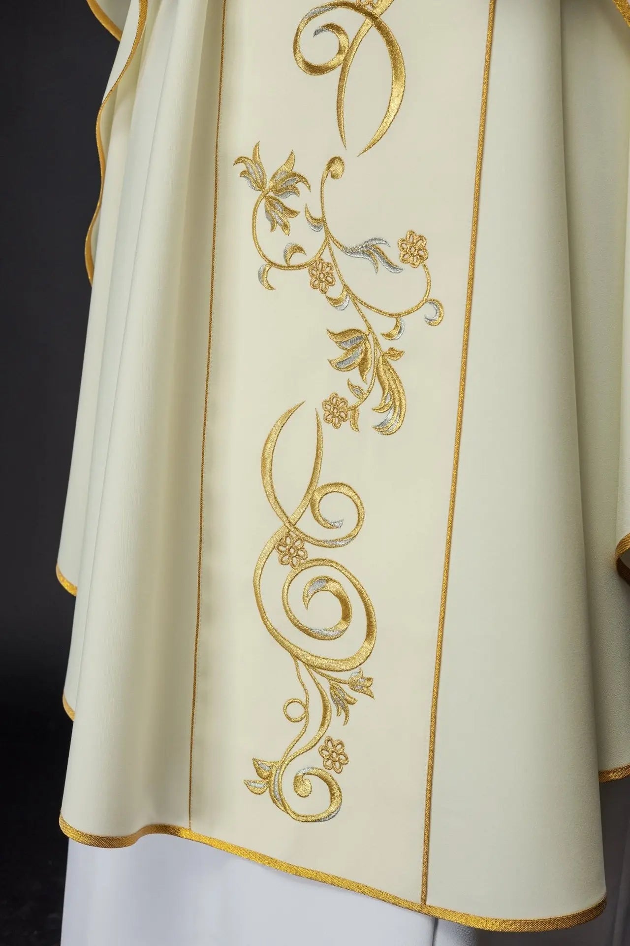 Ornat liturgiczny z haftem z wizerunkiem Matki Bożej Fatimskiej