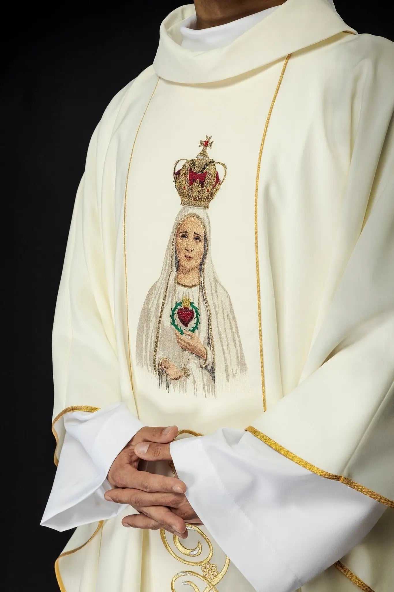 Ornat liturgiczny z haftem z wizerunkiem Matki Bożej Fatimskiej