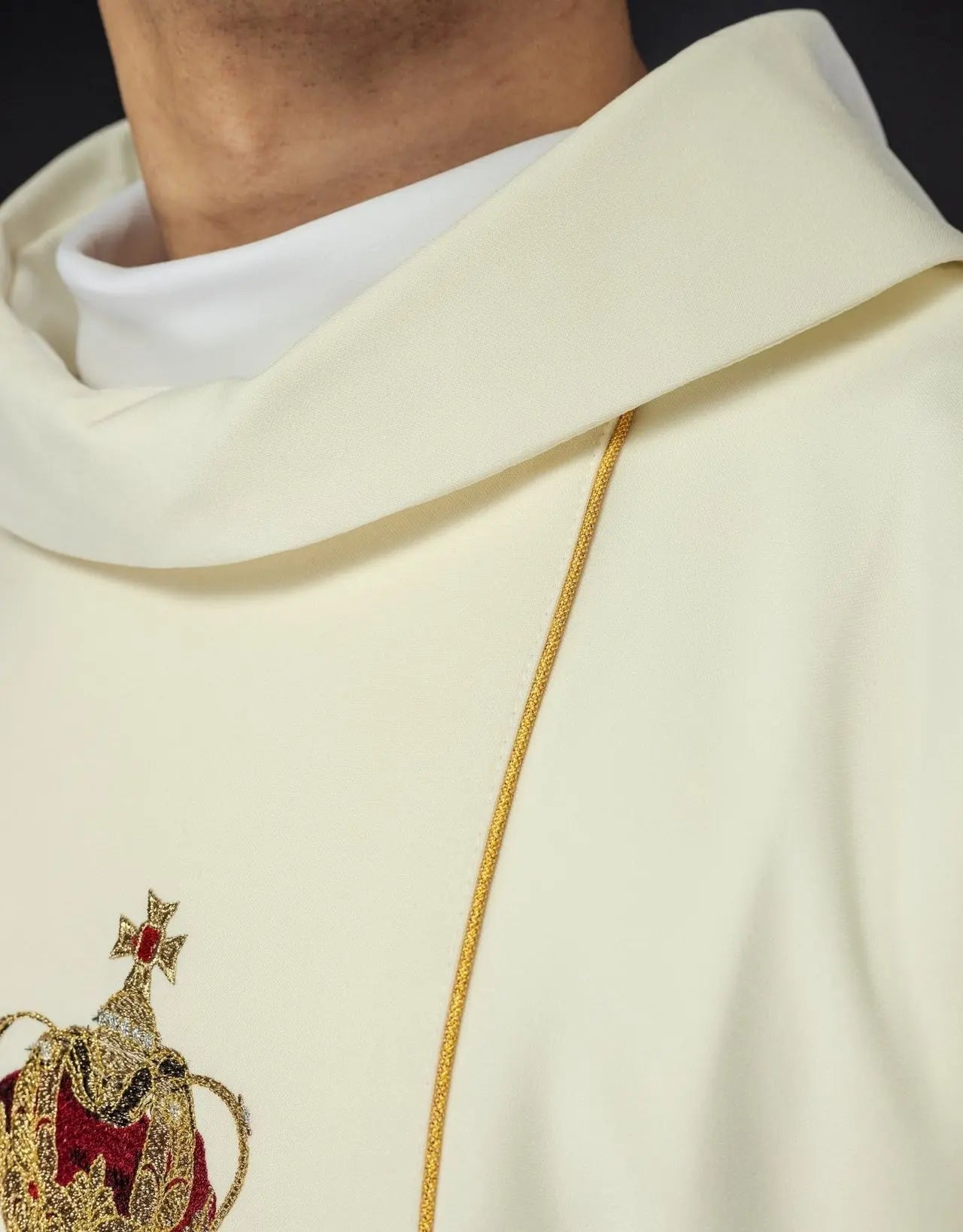 Ornat liturgiczny z haftem z wizerunkiem Matki Bożej Fatimskiej