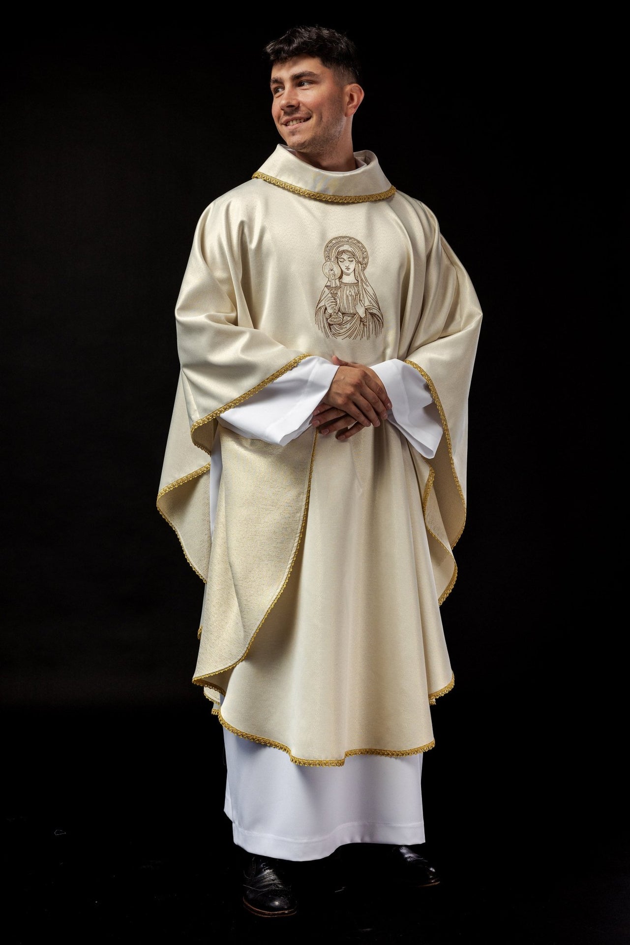 Ornat haftowany z wizerunkiem Matki Boskiej Gromnicznej