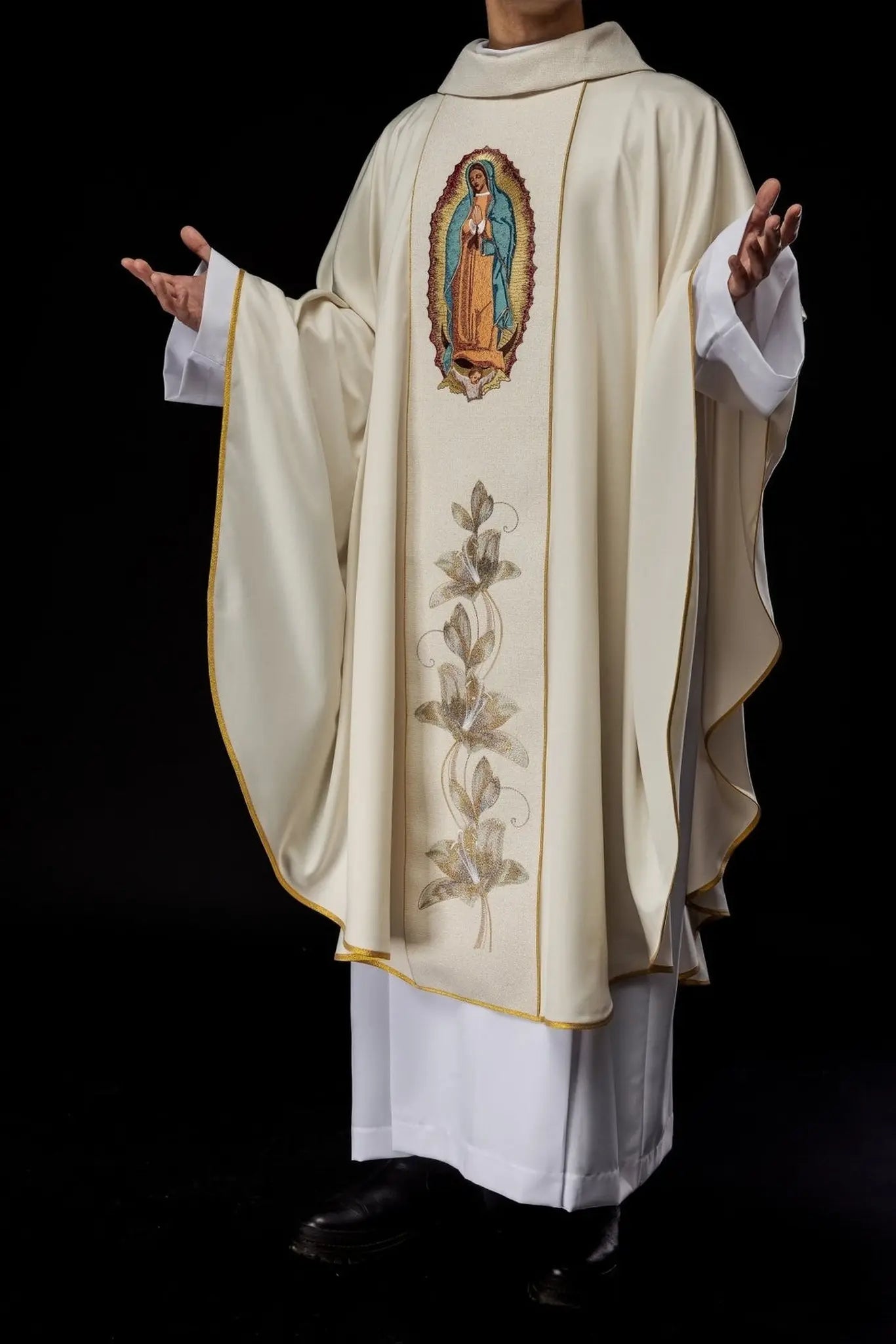 Ornat haftowany z wizerunkiem Matki Bożej z Guadalupe