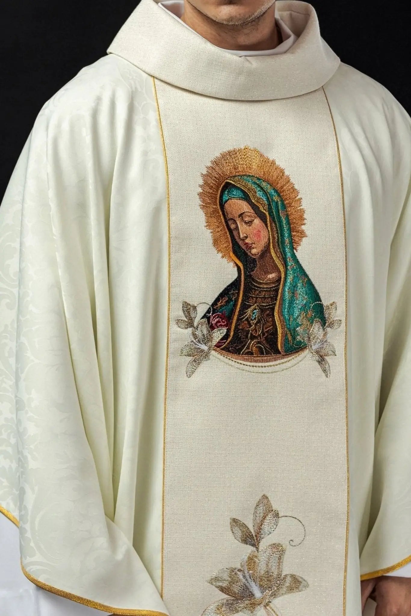 Ornat haftowany z wizerunkiem Matki Bożej z Guadalupe