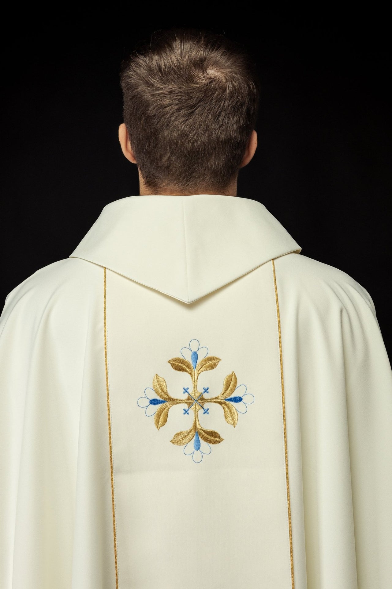 Ornat haftowany z wizerunkiem Matki Bożej Fatimskiej