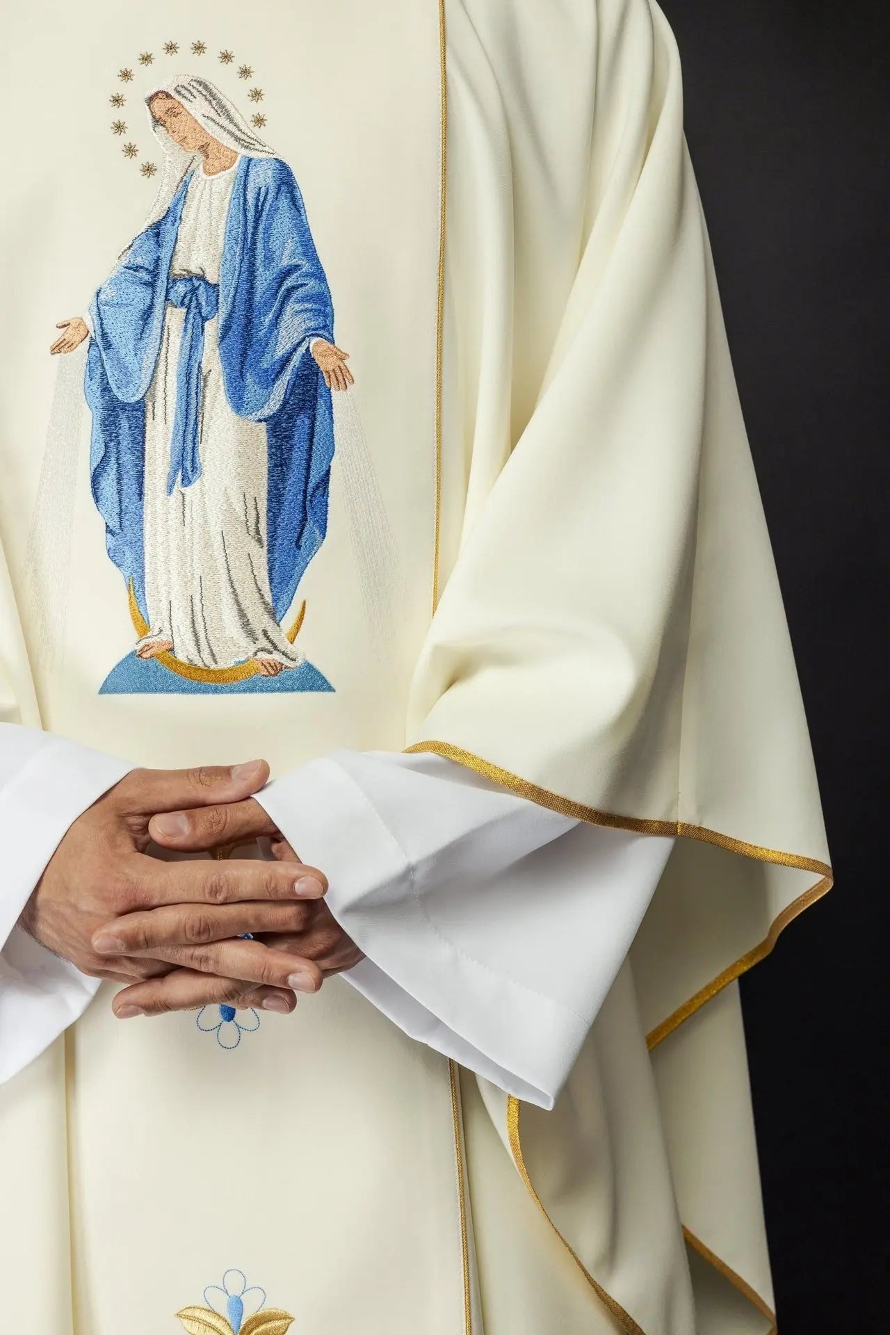 Ornat liturgiczny z haftem z wizerunkiem Matki Bożej Niepokalanej