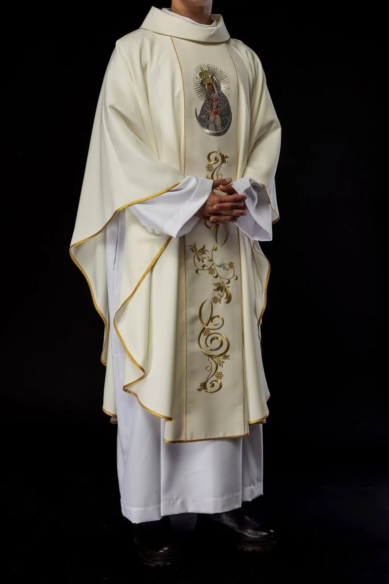 Ornat liturgiczny z haftem z wizerunkiem Matki Bożej Bramy Porannej