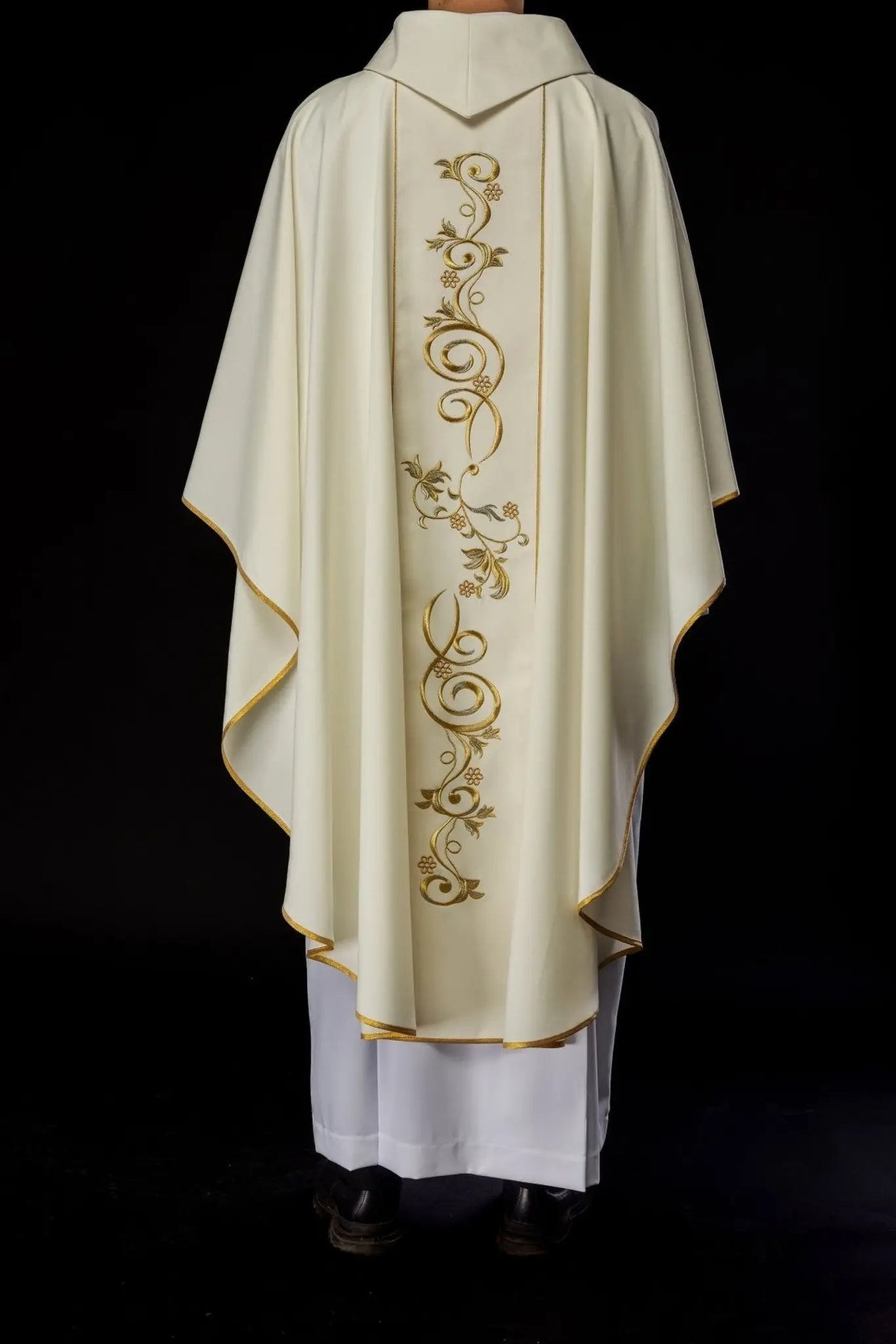 Ornat liturgiczny z haftem z wizerunkiem Matki Bożej Bramy Porannej