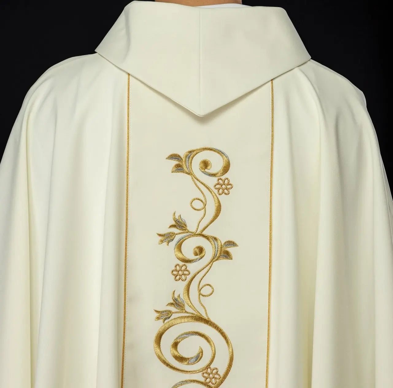 Ornat liturgiczny z haftem z wizerunkiem Matki Bożej Bramy Porannej
