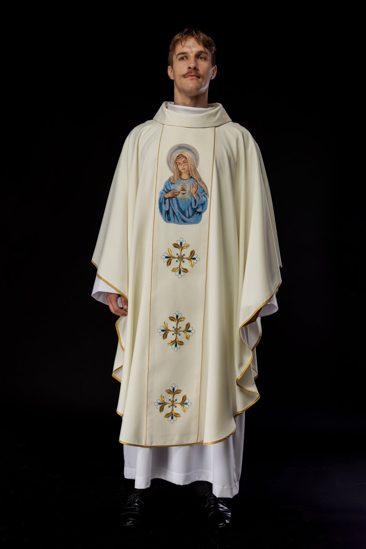 Ornat haftowany z wizerunkiem Serca Maryi