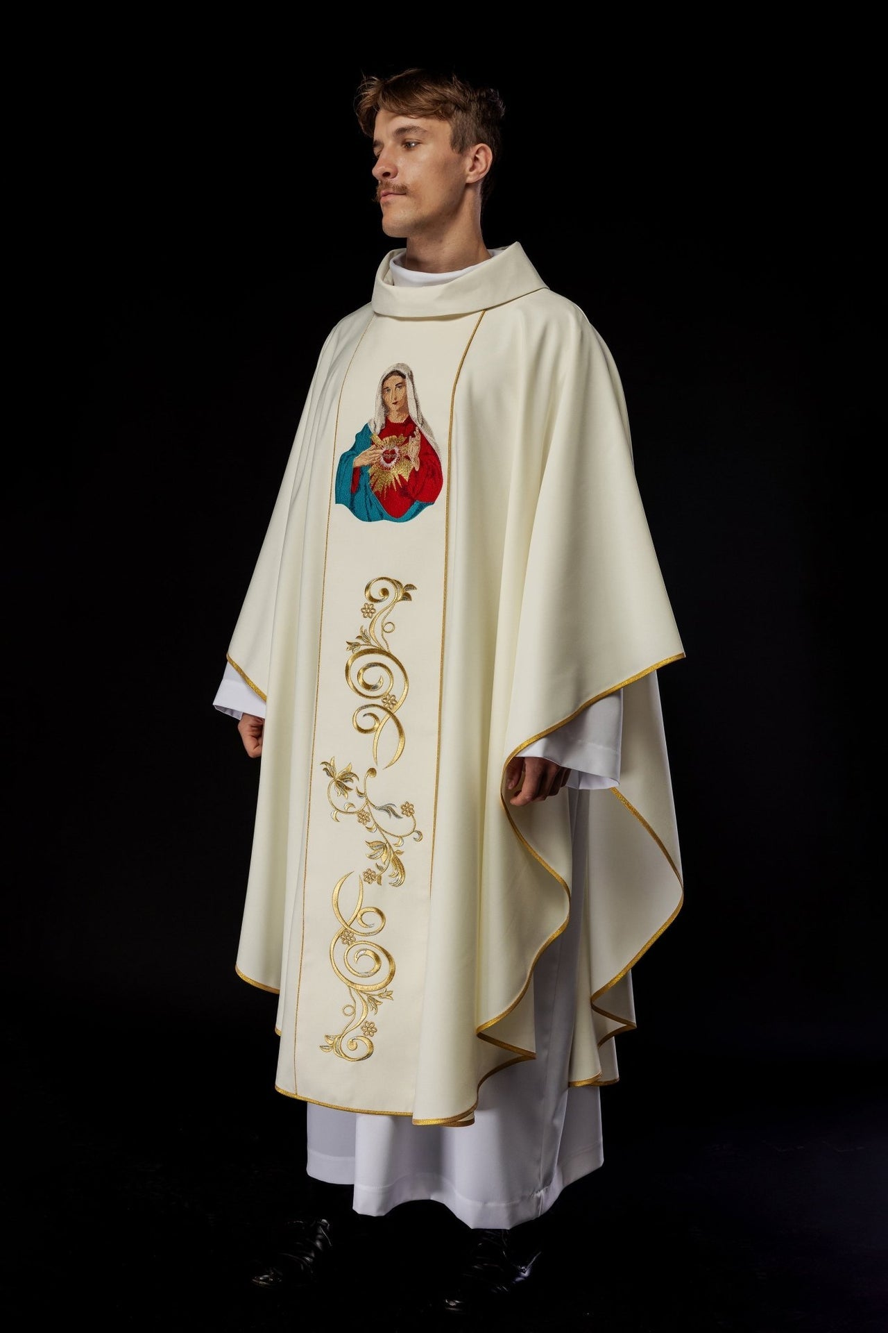 Ornat haftowany z wizerunkiem Serca Maryi