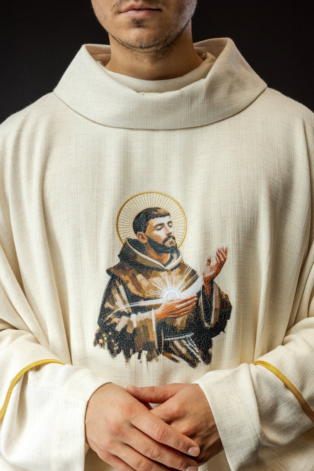 Ornat haftowany z wizerunkiem Świętego Franciszka