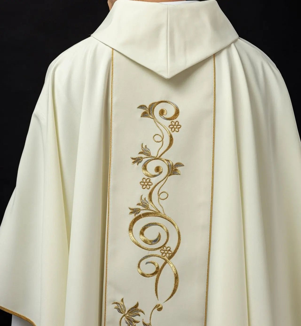 Ornat liturgiczny z haftem z wizerunkiem św. Józefa