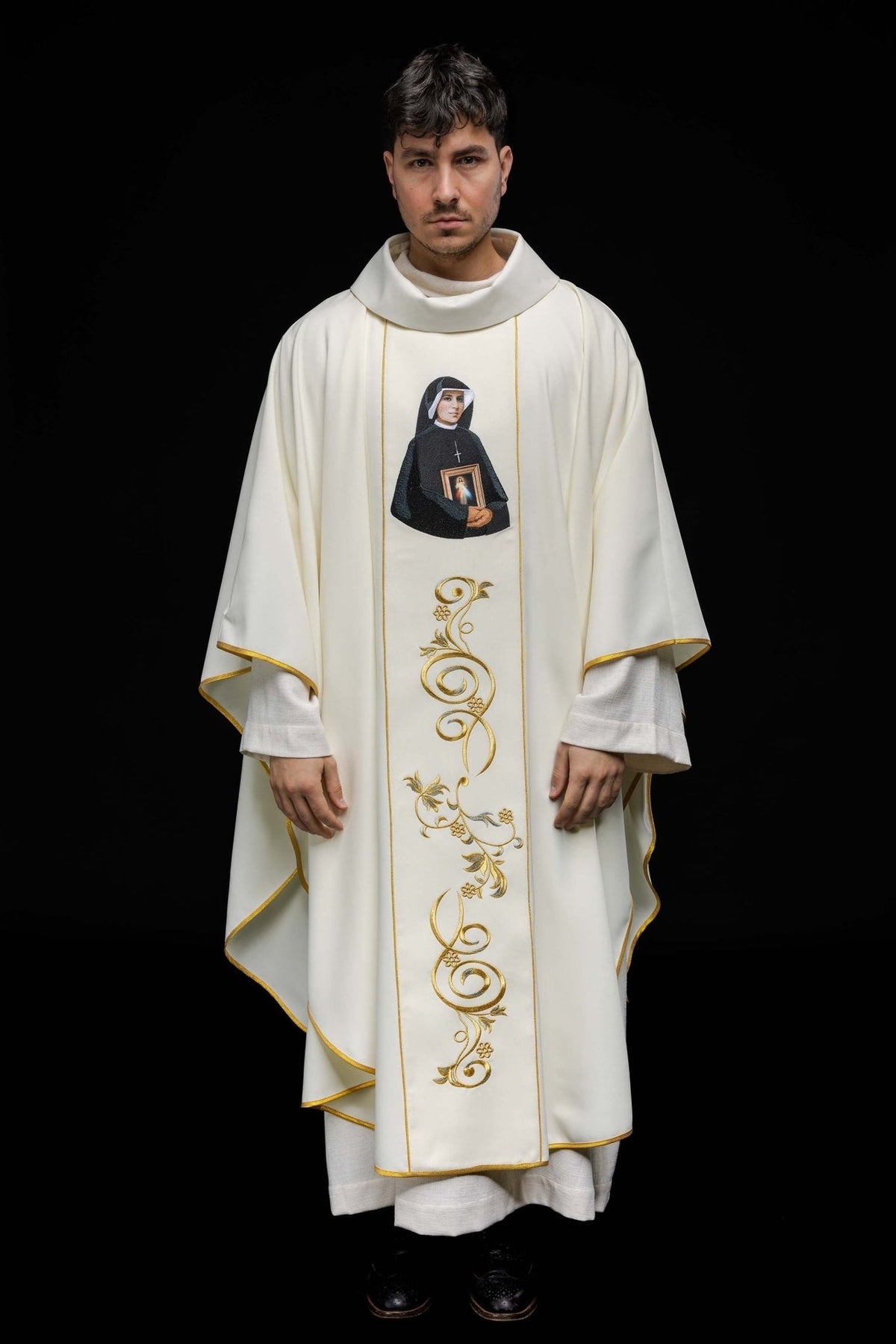 Ornat haftowany z wizerunkiem Świętej Faustyny