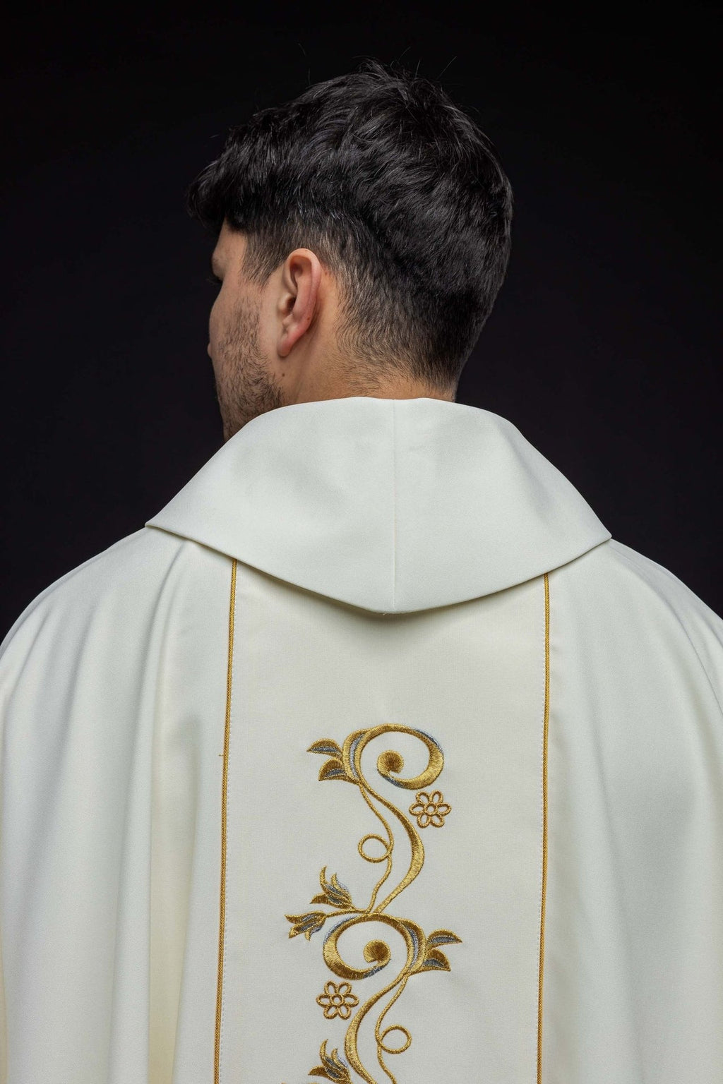 Ornat haftowany z wizerunkiem Świętej Faustyny