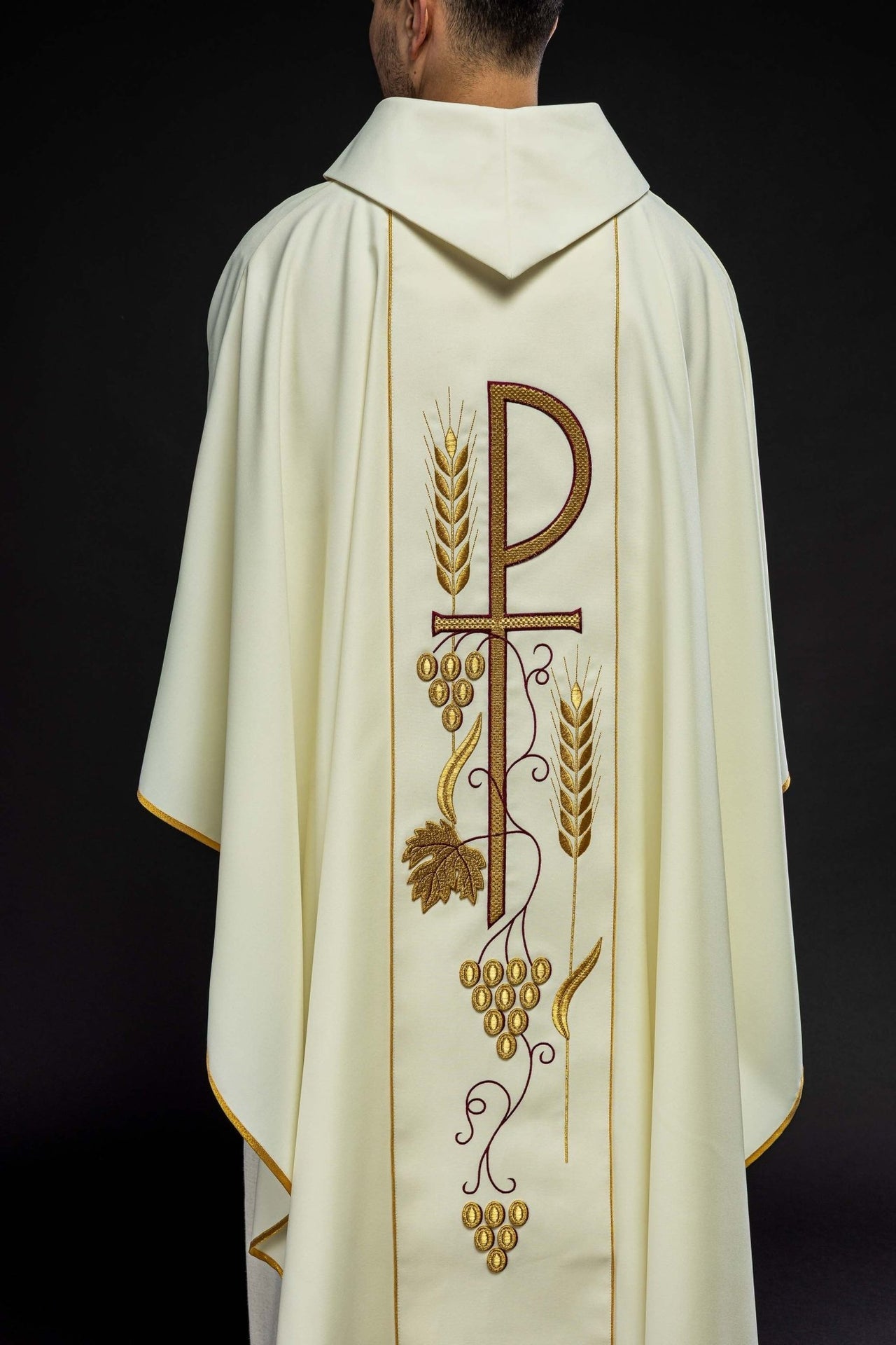 Ornat haftowany z wzorem Kielicha IHS w kolorze ecru
