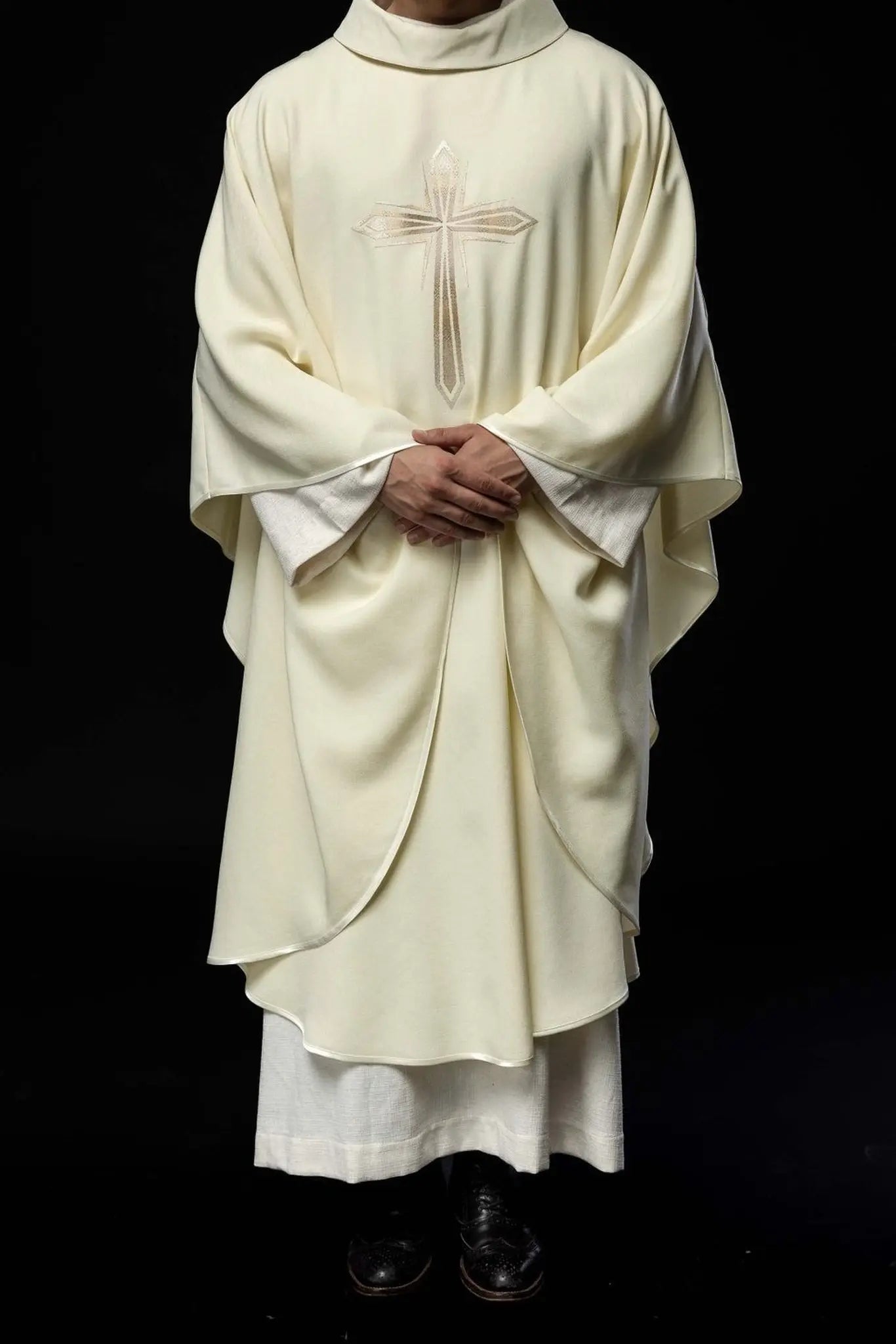 Embroidered chasuble with the pattern of the Cross ecru colour