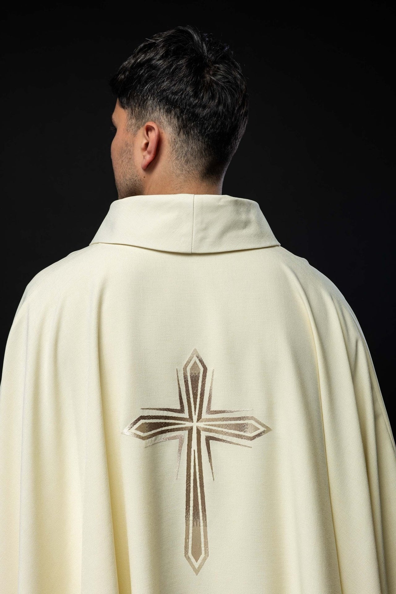 Ornat haftowany z wzorem Krzyża kolor ecru