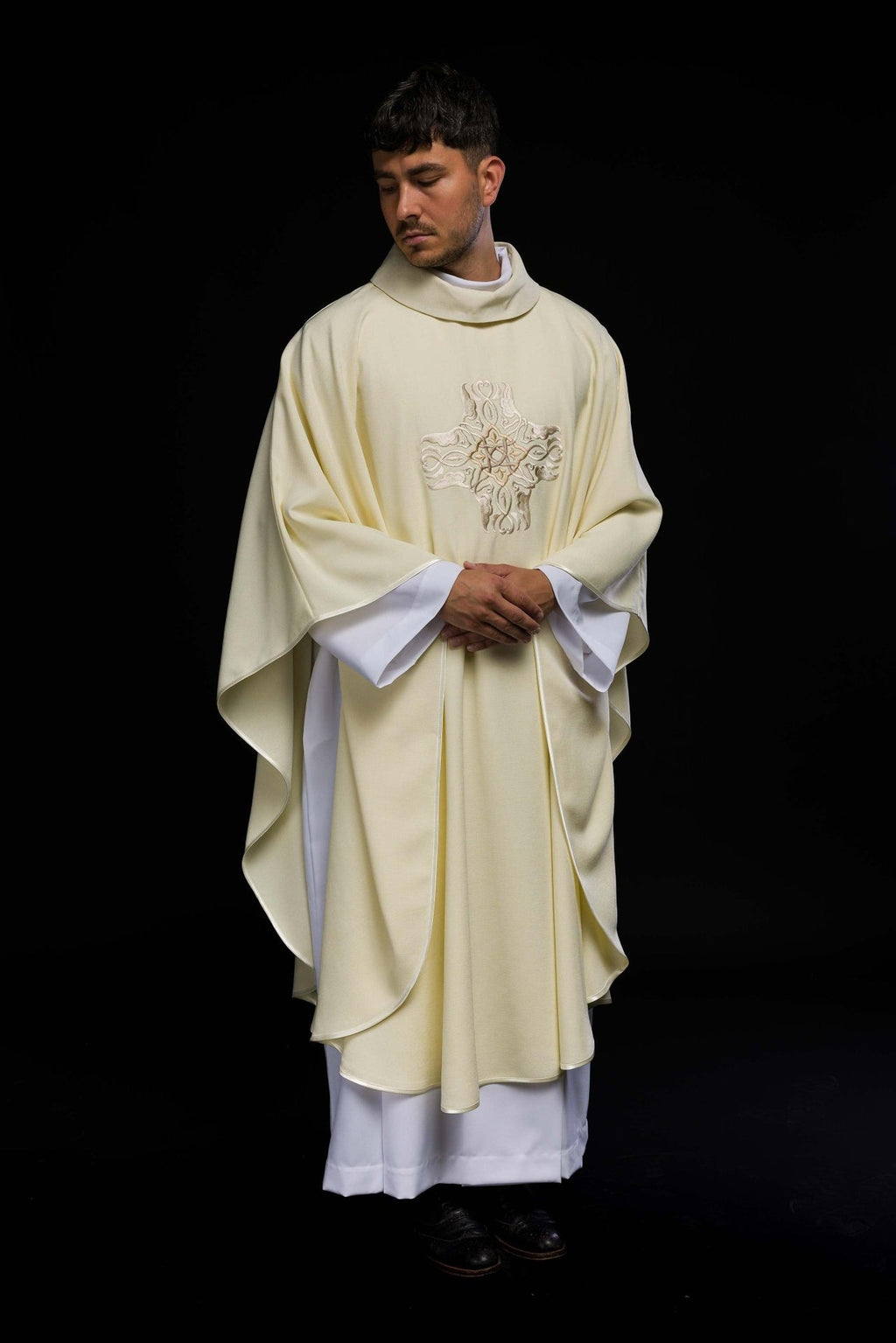 Ornat haftowany z wzorem Krzyża w kolorze ecru