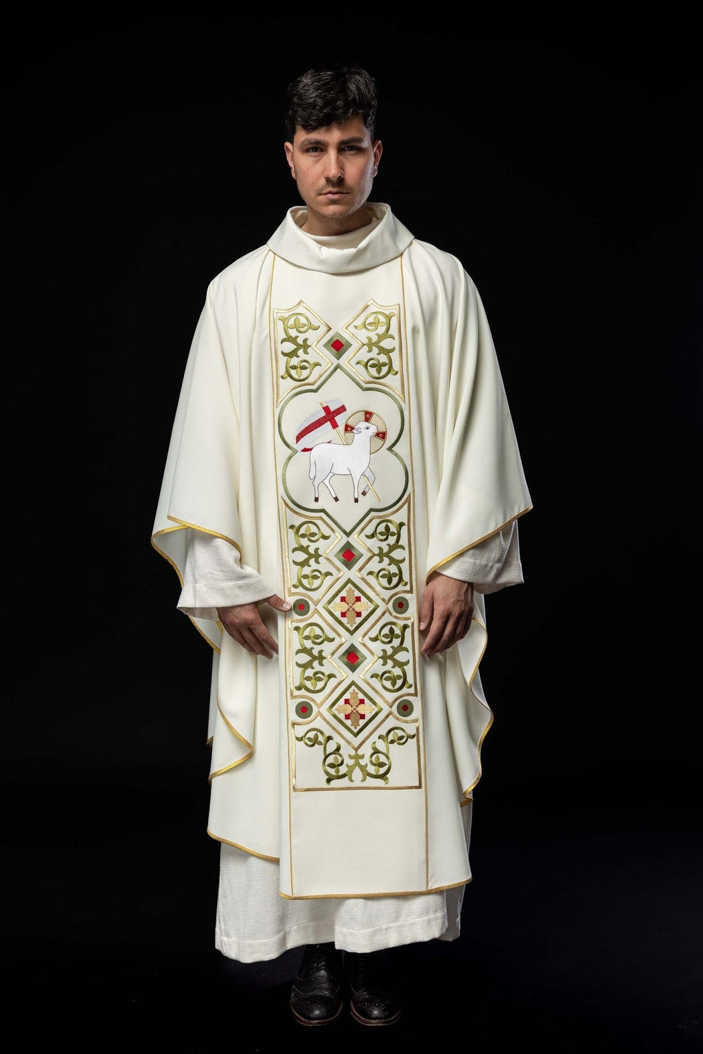 Ornat haftowany ze wzorem baranka w kolorze ecru