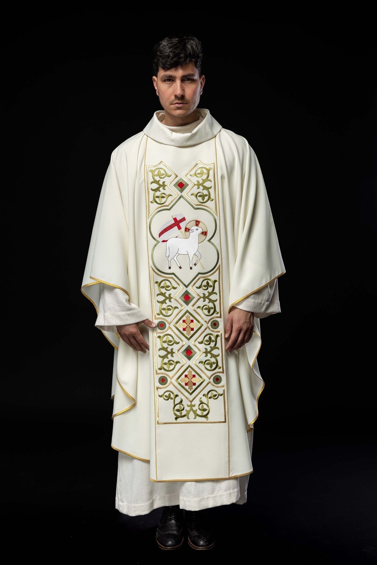 Ornat haftowany ze wzorem baranka w kolorze ecru