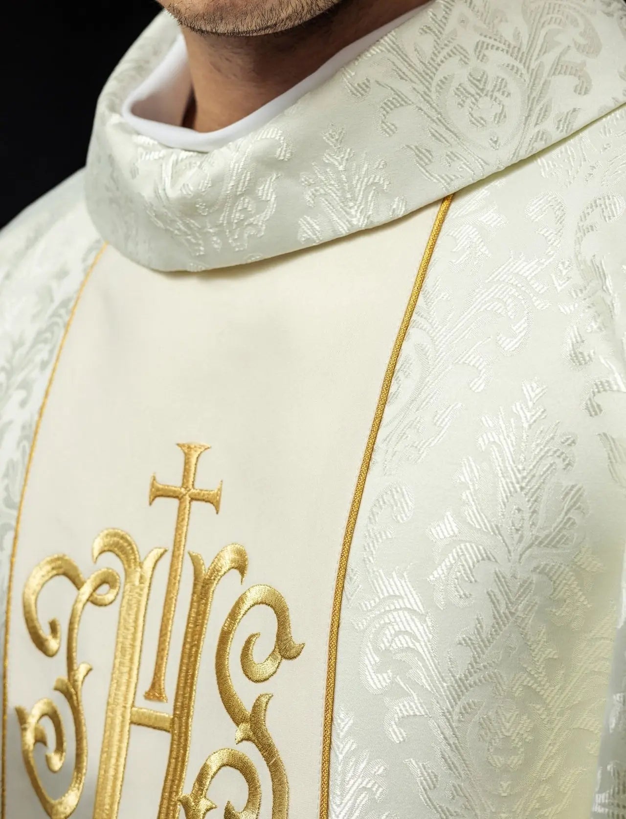 Ornat liturgiczny w kolorze ecru z bogato zdobionym pasem IHS