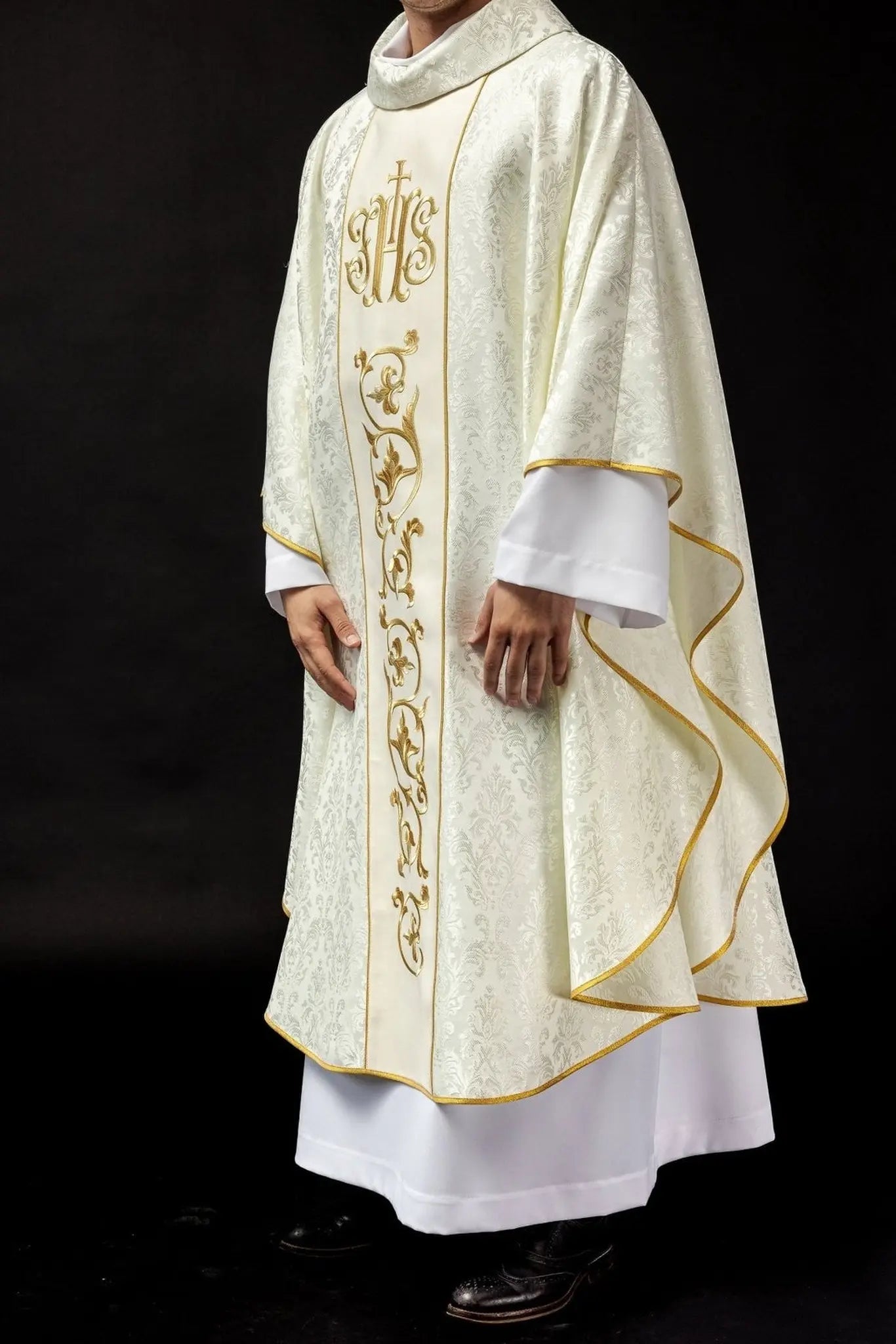 Ornat liturgiczny w kolorze ecru z bogato zdobionym pasem IHS