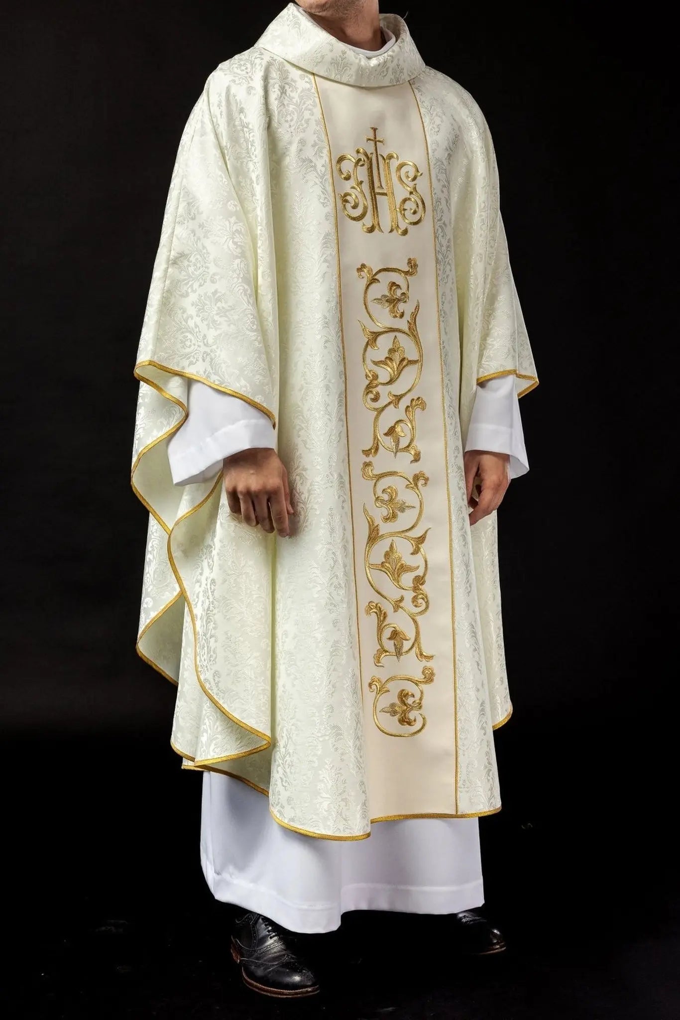 Ornat liturgiczny w kolorze ecru z bogato zdobionym pasem IHS