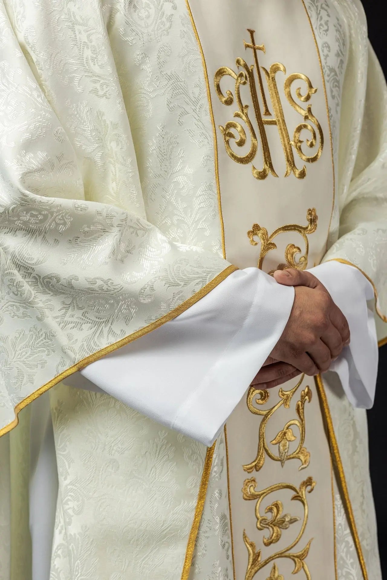 Ornat liturgiczny w kolorze ecru z bogato zdobionym pasem IHS