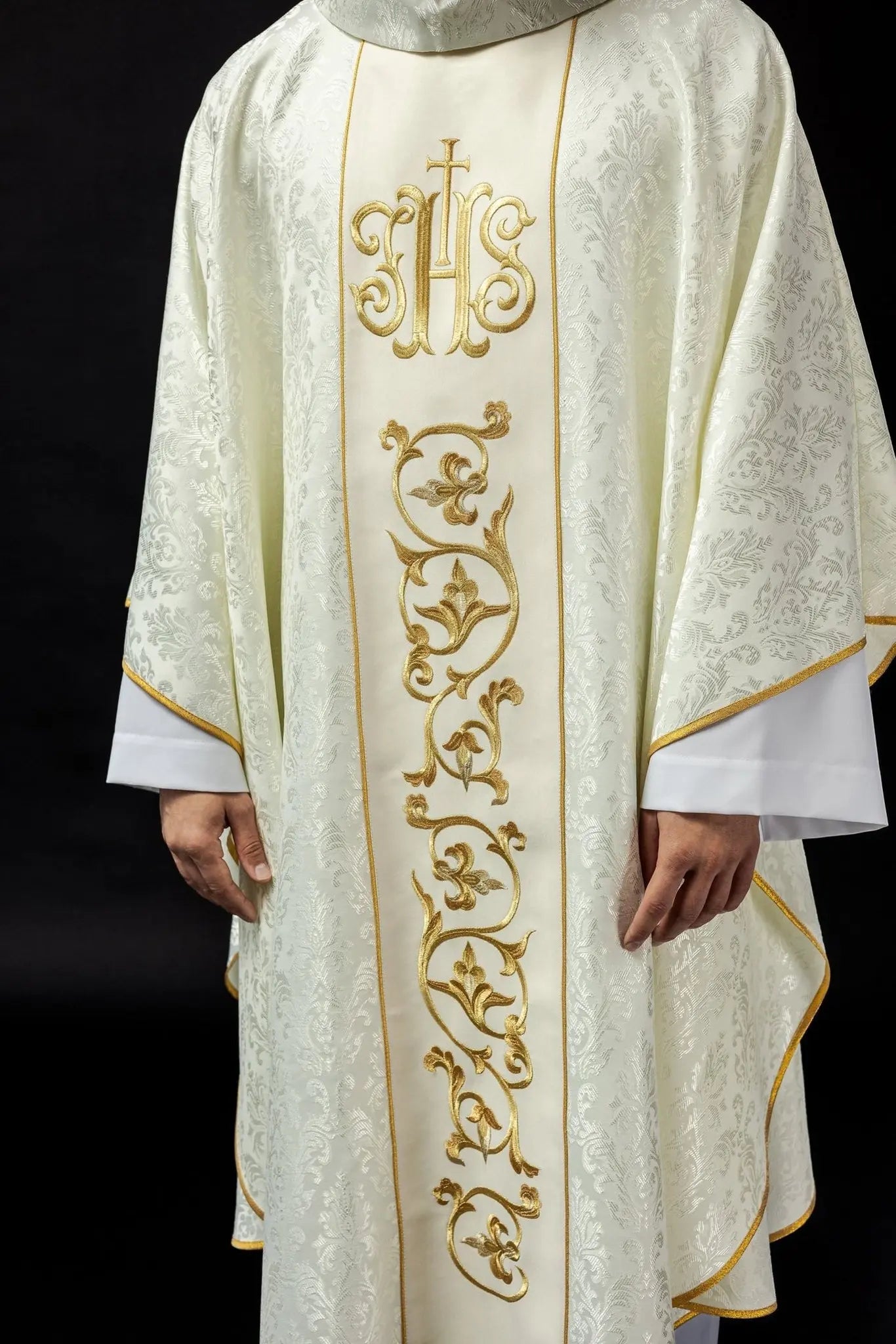 Ornat liturgiczny w kolorze ecru z bogato zdobionym pasem IHS