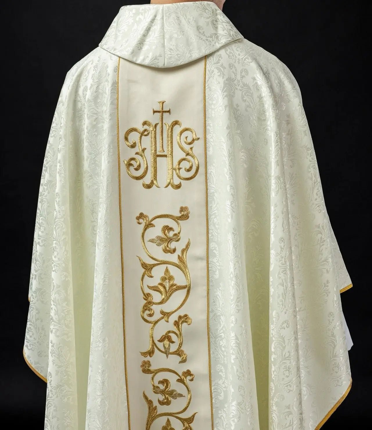 Ornat liturgiczny w kolorze ecru z bogato zdobionym pasem IHS