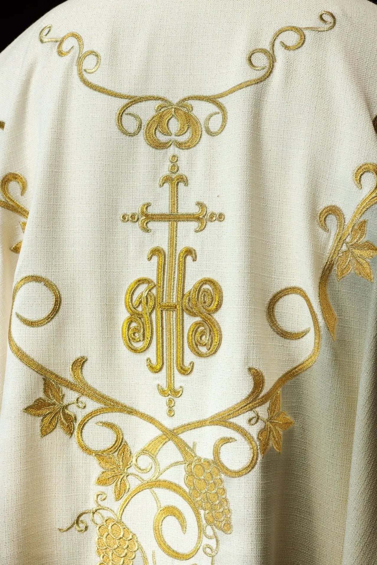 Ornat liturgiczny z haftem IHS i motywami winorośli w kolorze ecru