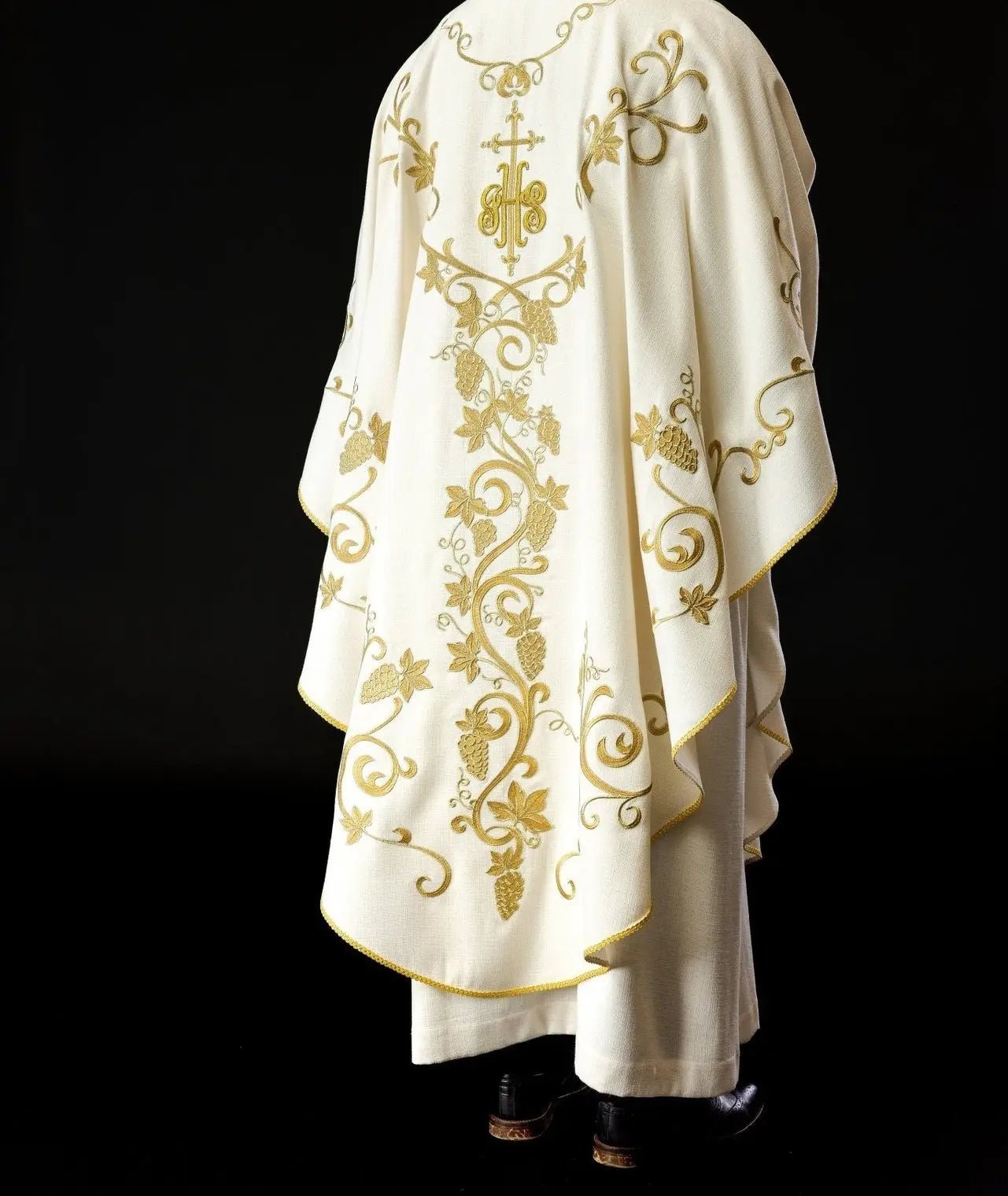 Ornat liturgiczny z haftem IHS i motywami winorośli w kolorze ecru