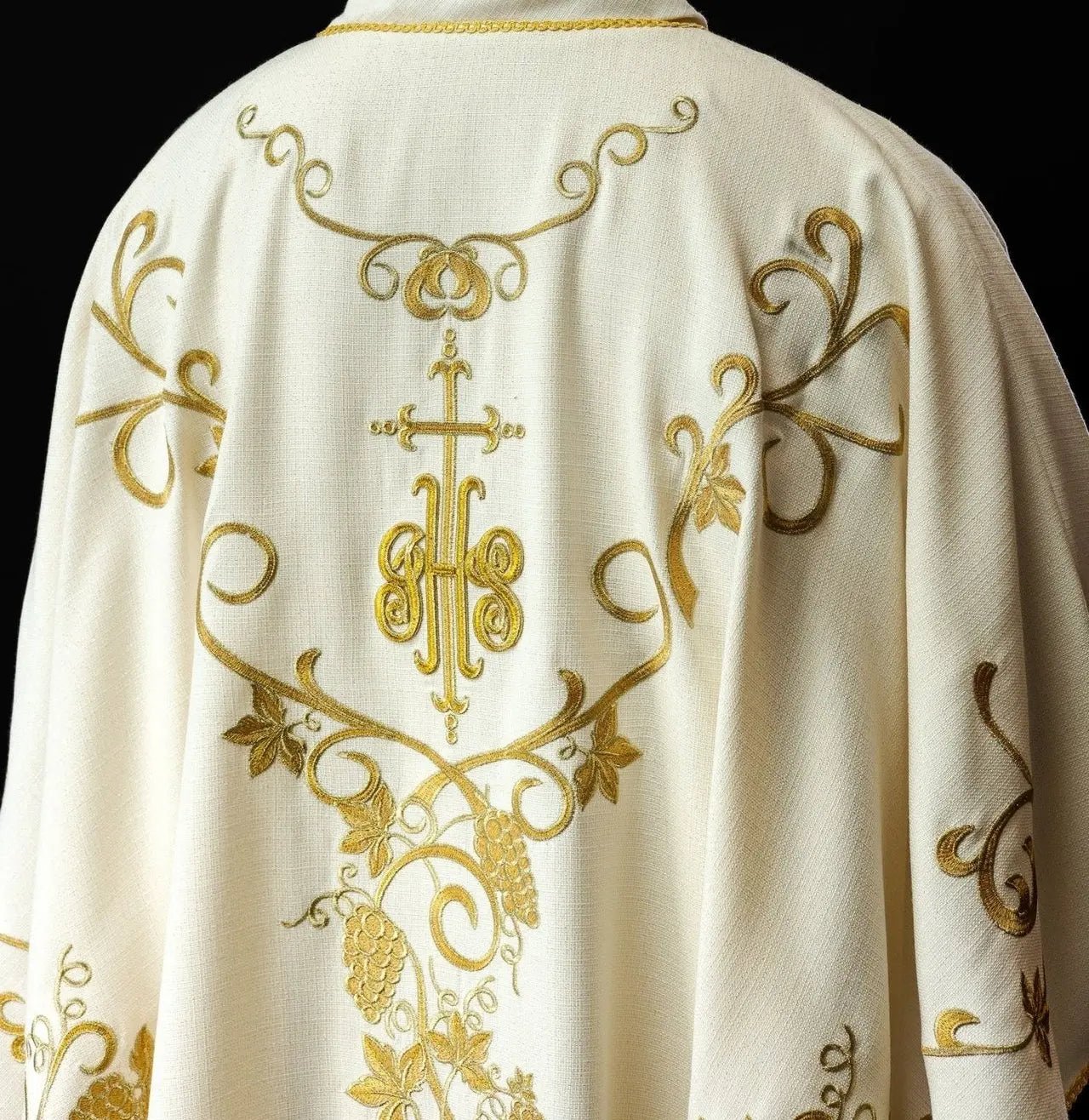 Ornat liturgiczny z haftem IHS i motywami winorośli w kolorze ecru