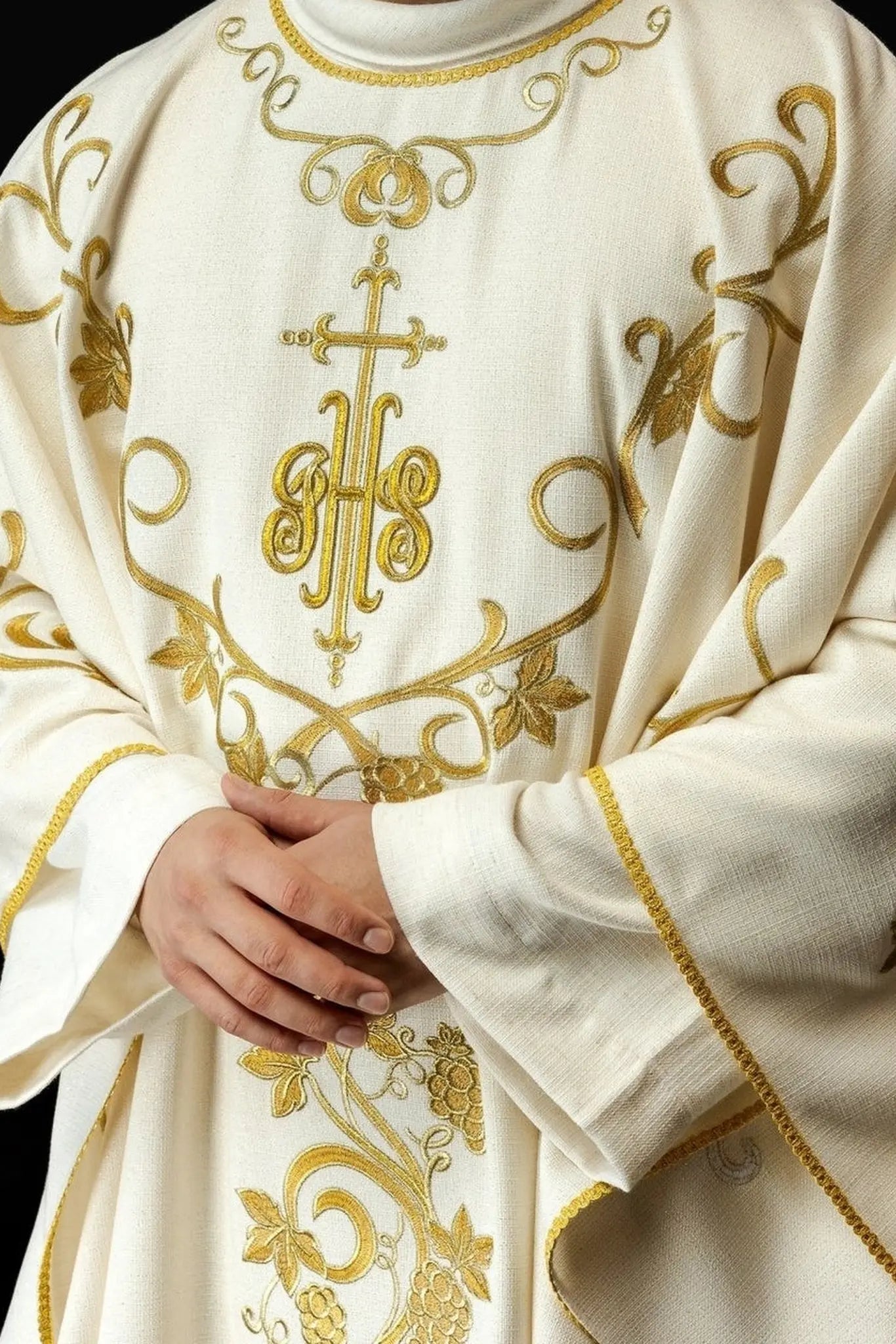Ornat liturgiczny haftowany motywami IHS i winorośli w kolorze ecru