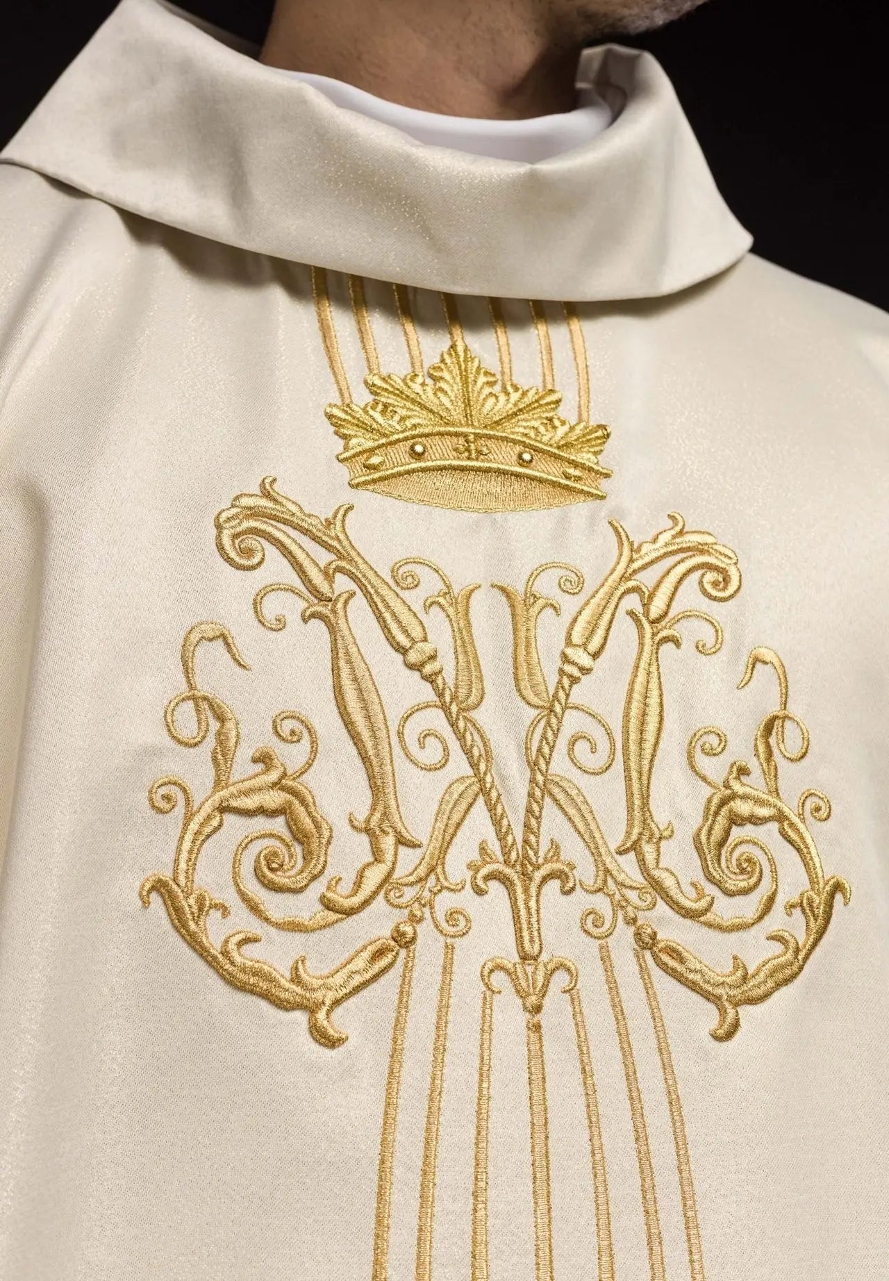 Ornat liturgiczny maryjny błyszczący z kamieniami LE/7025 ECRU