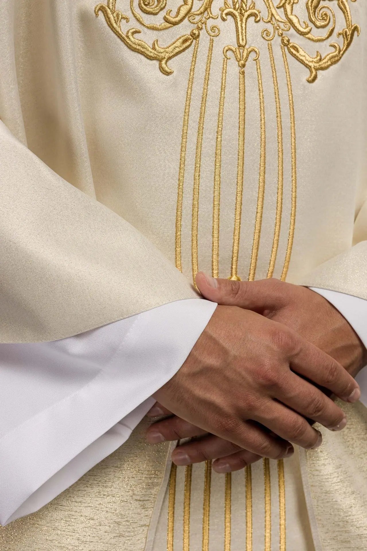 Ornat liturgiczny maryjny błyszczący z kamieniami LE/7025 ECRU