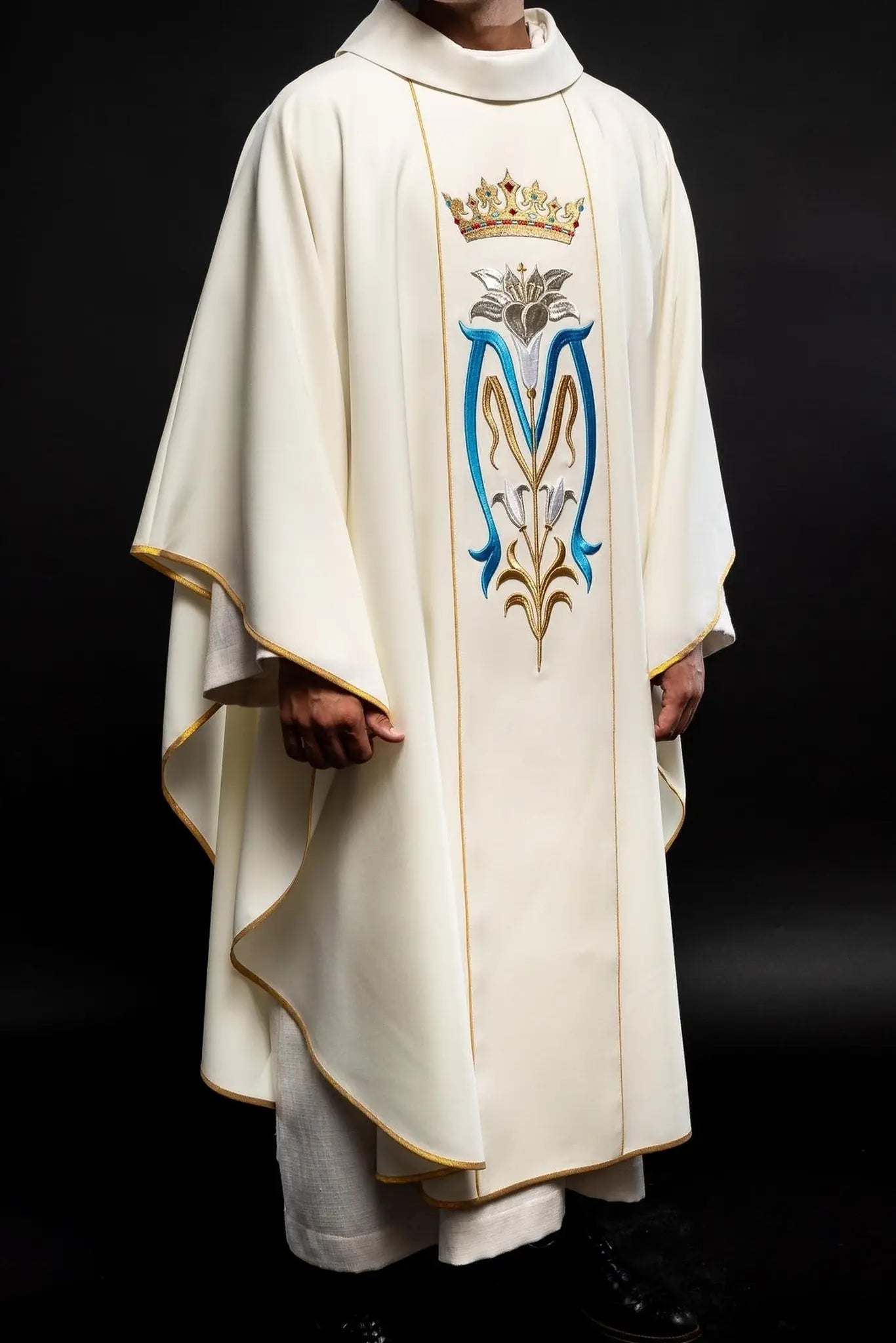 Ornat liturgiczny maryjny haftowany koroną w kolorze ecru
