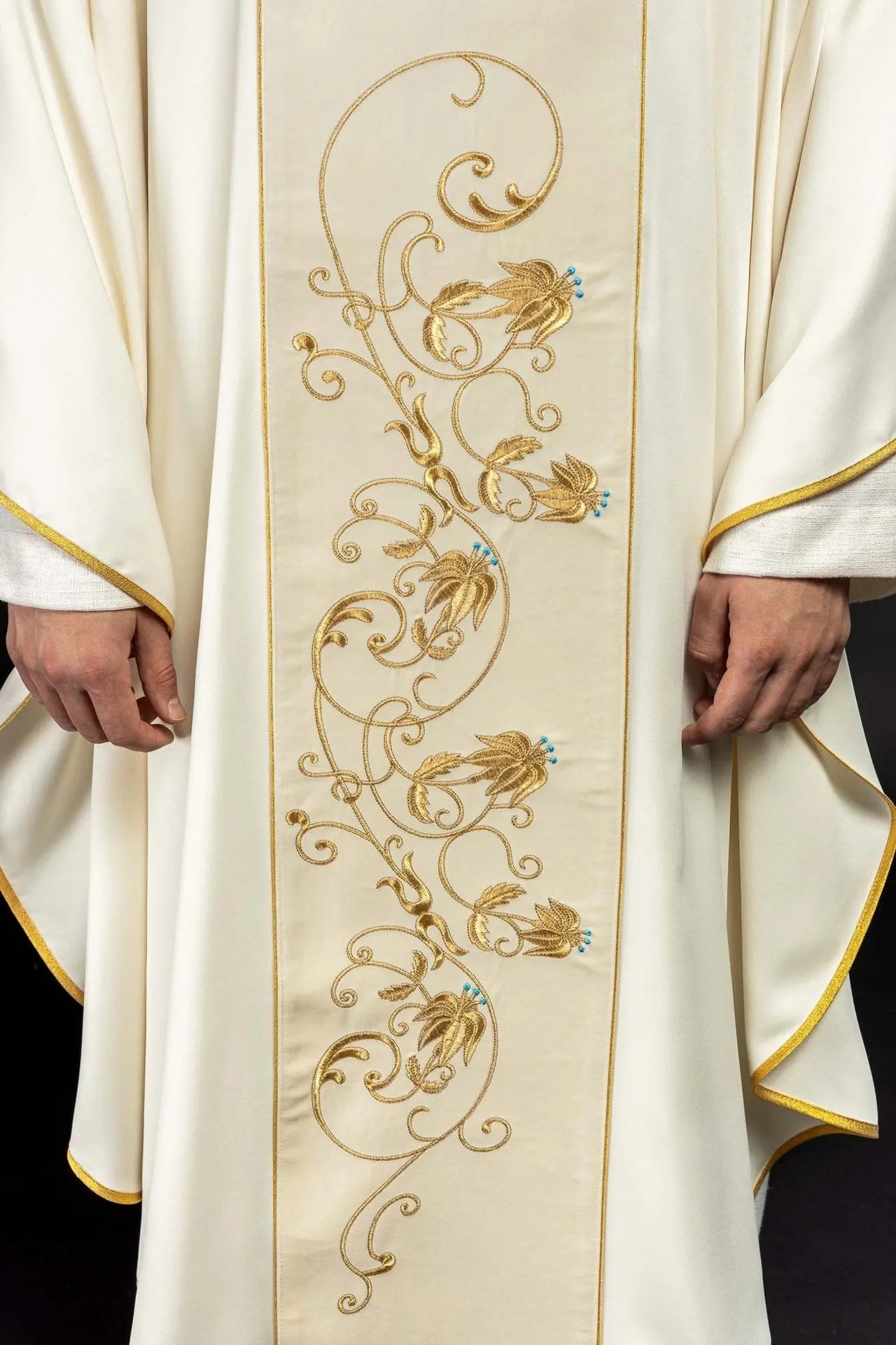 Marian liturgical chasuble with ecru velvet belt