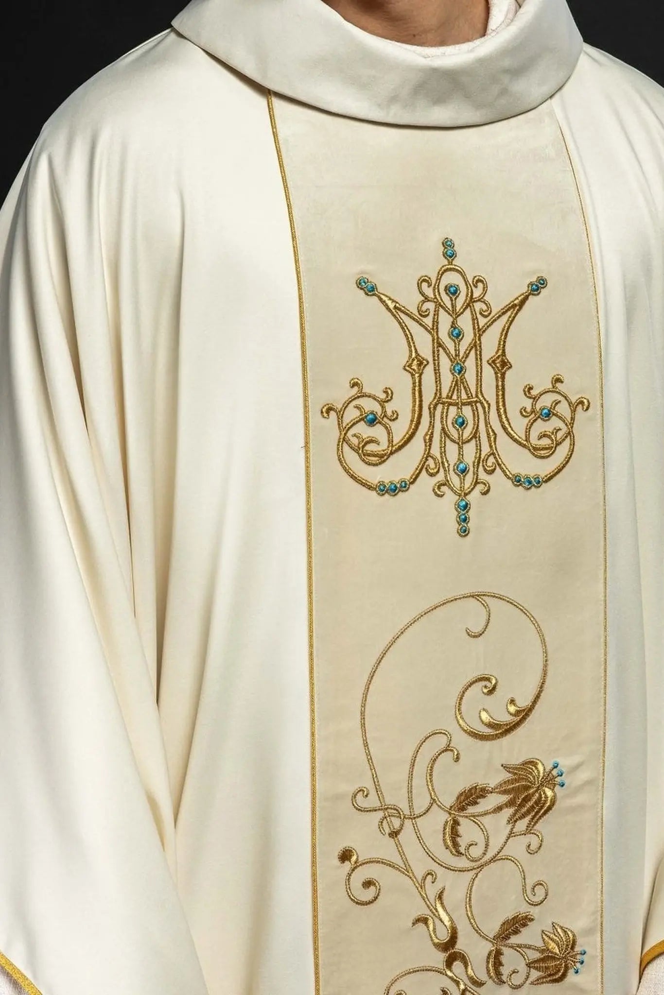 Marian liturgical chasuble with ecru velvet belt