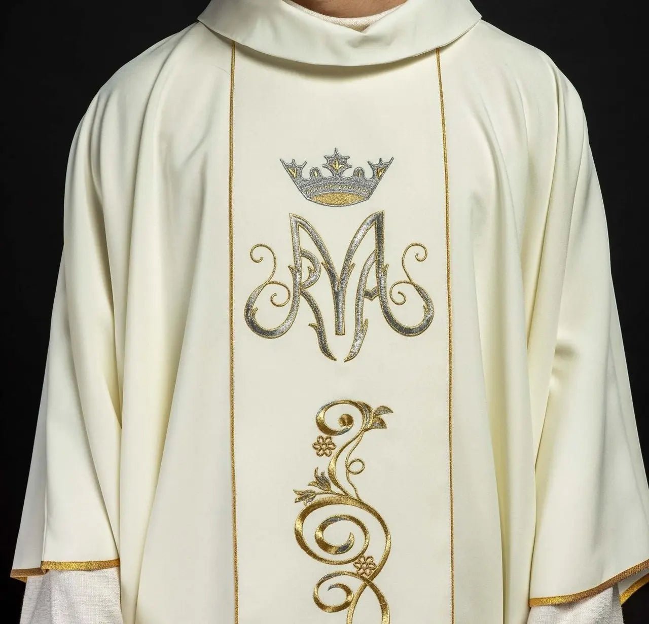 Ornat liturgiczny maryjny z pasem haftowanym w kolorze ecru