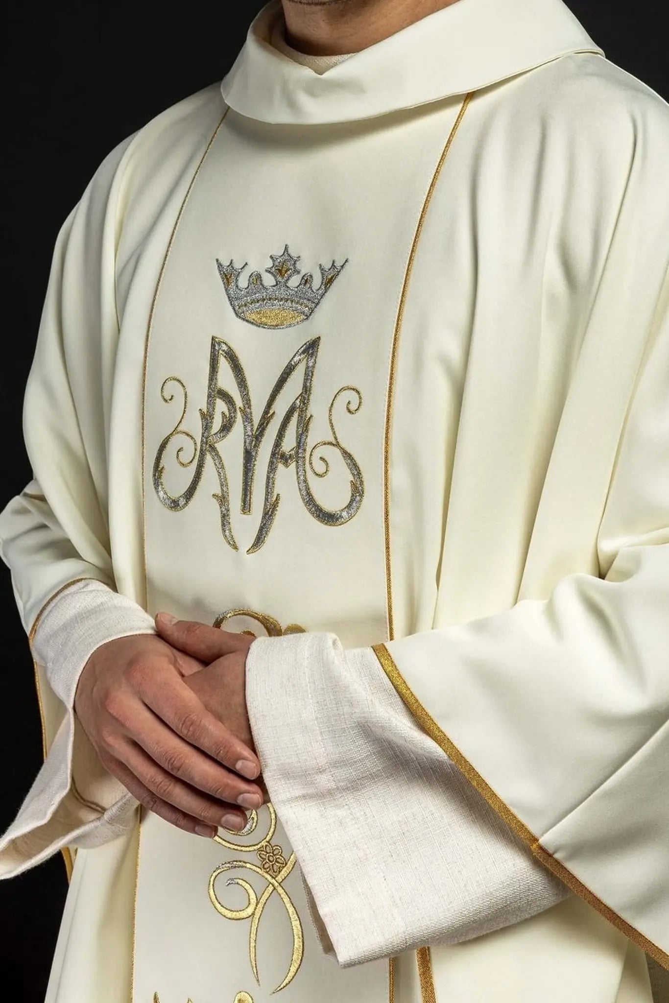 Marian liturgical chasuble with ecru embroidered belt