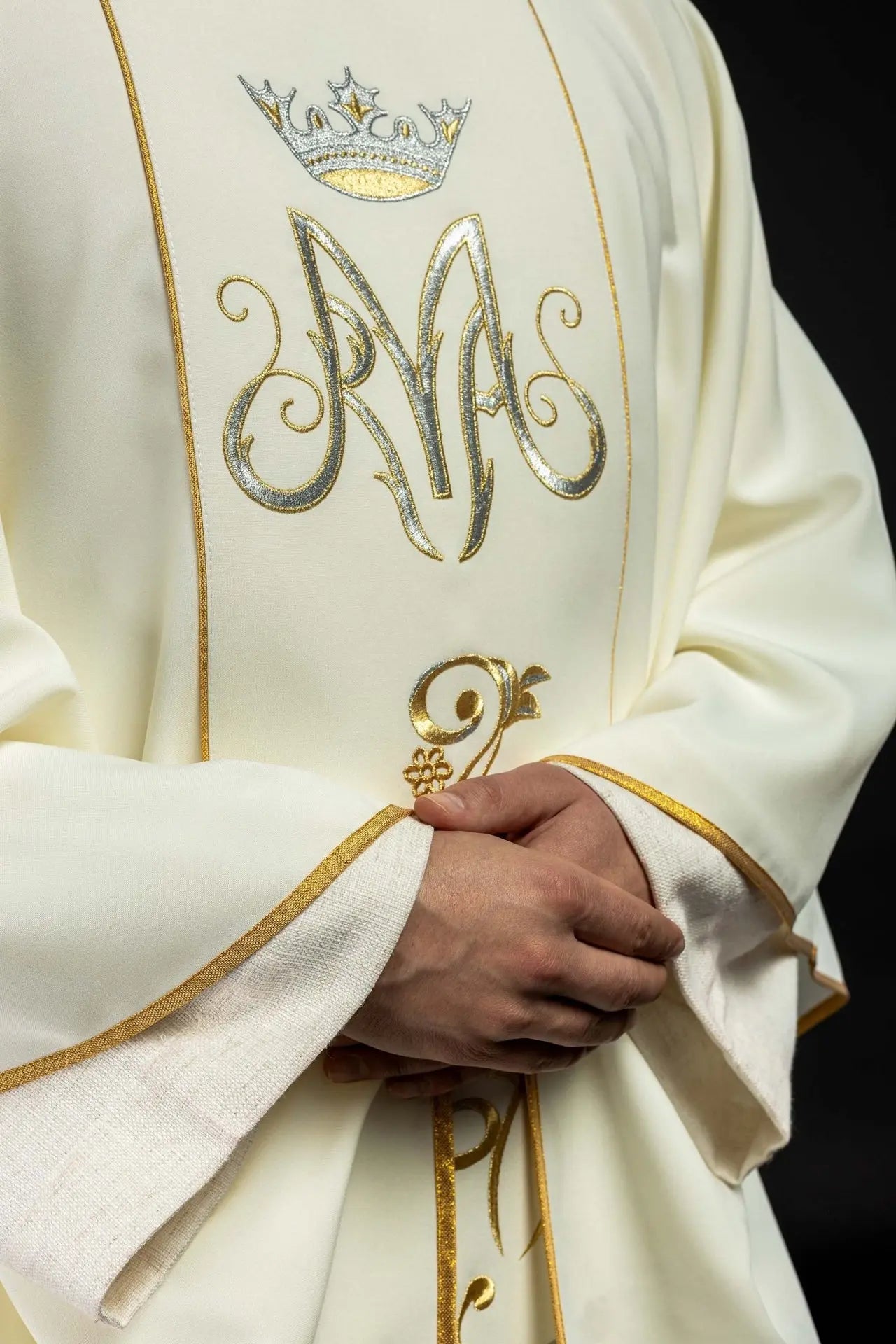 Marian liturgical chasuble with ecru embroidered belt