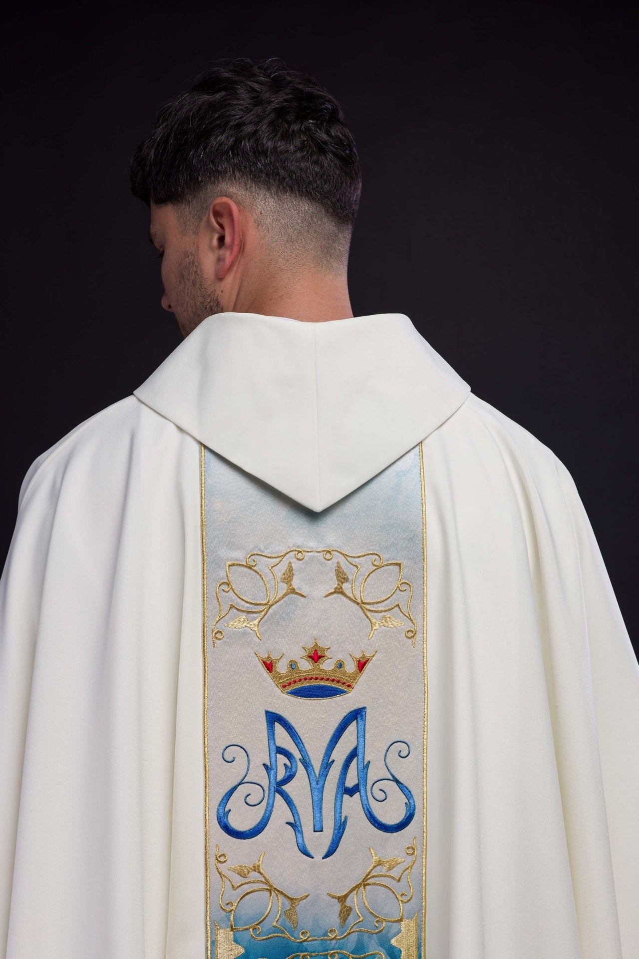 Ornat liturgiczny Maryjny z pasem haftowanym i sublimowanym w kolorze ecru