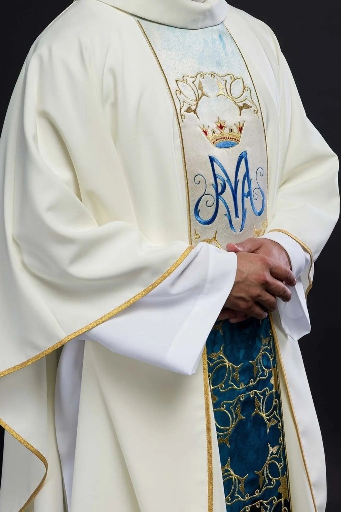 Ornat liturgiczny maryjny z haftowanym i sublimowanym pasem w kolorze ecru